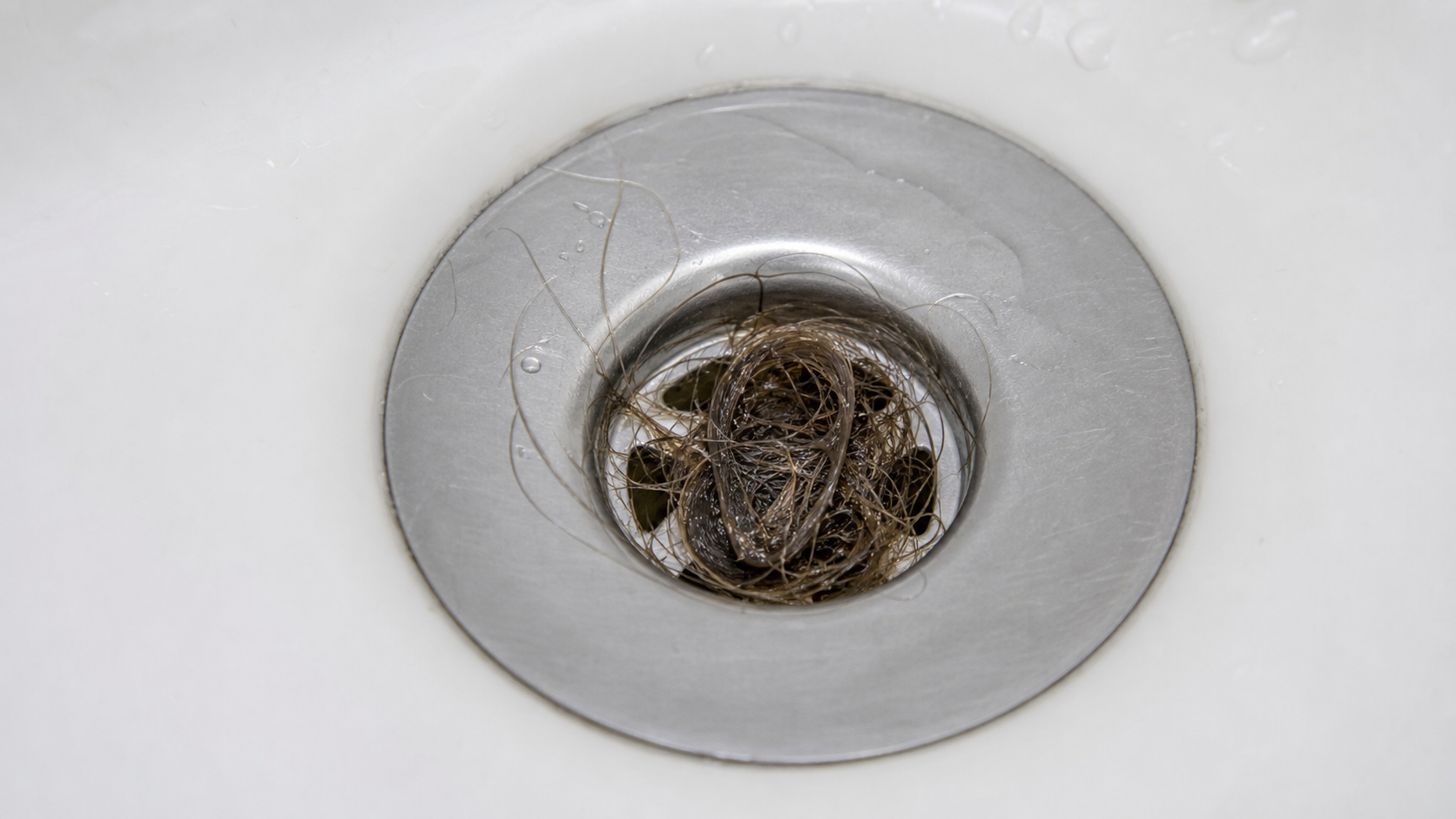 Amas de cheveux et de residus de savon retire d'un drain de douche residentiel