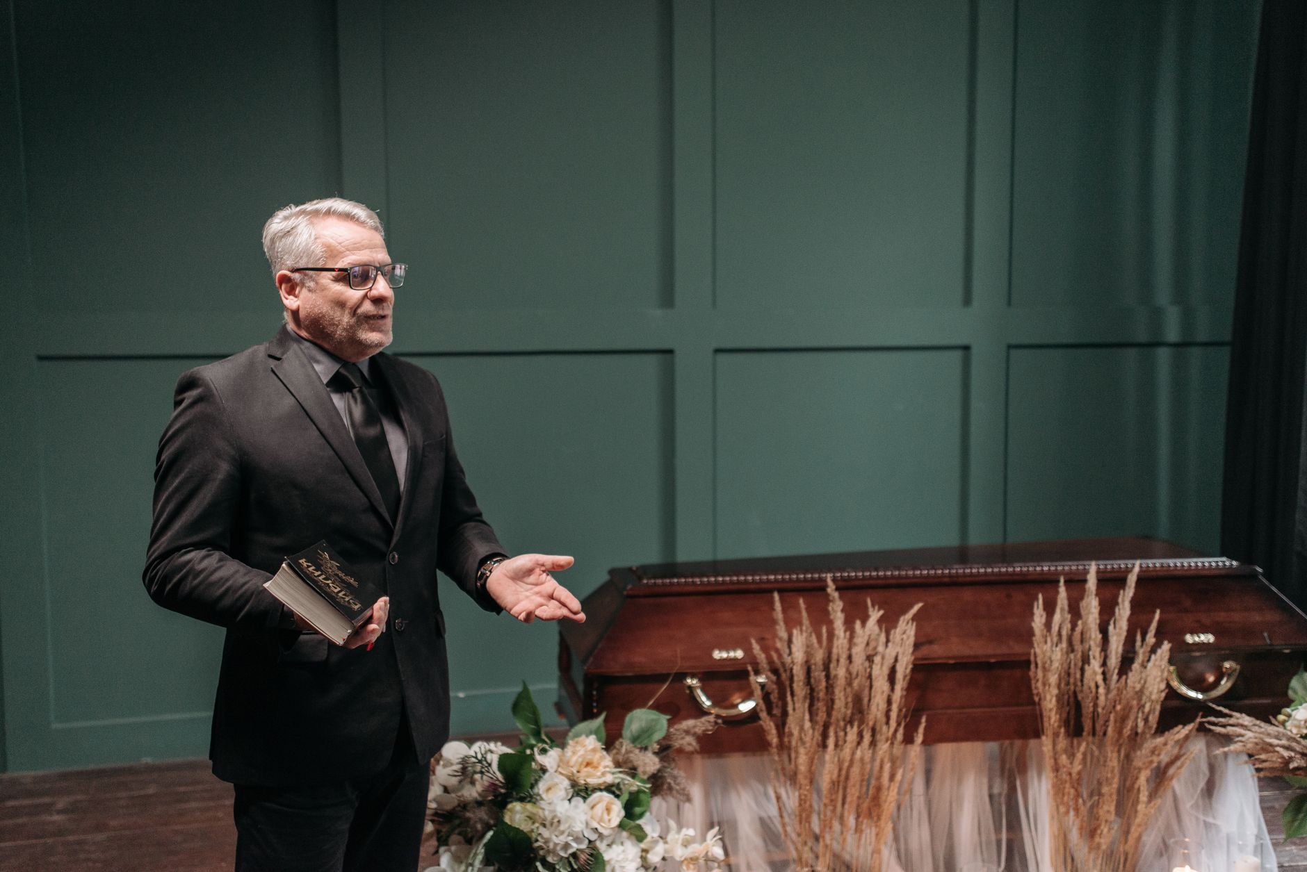 Messe funéraire catholique dans une église du Québec avec cercueil et fleurs blanches