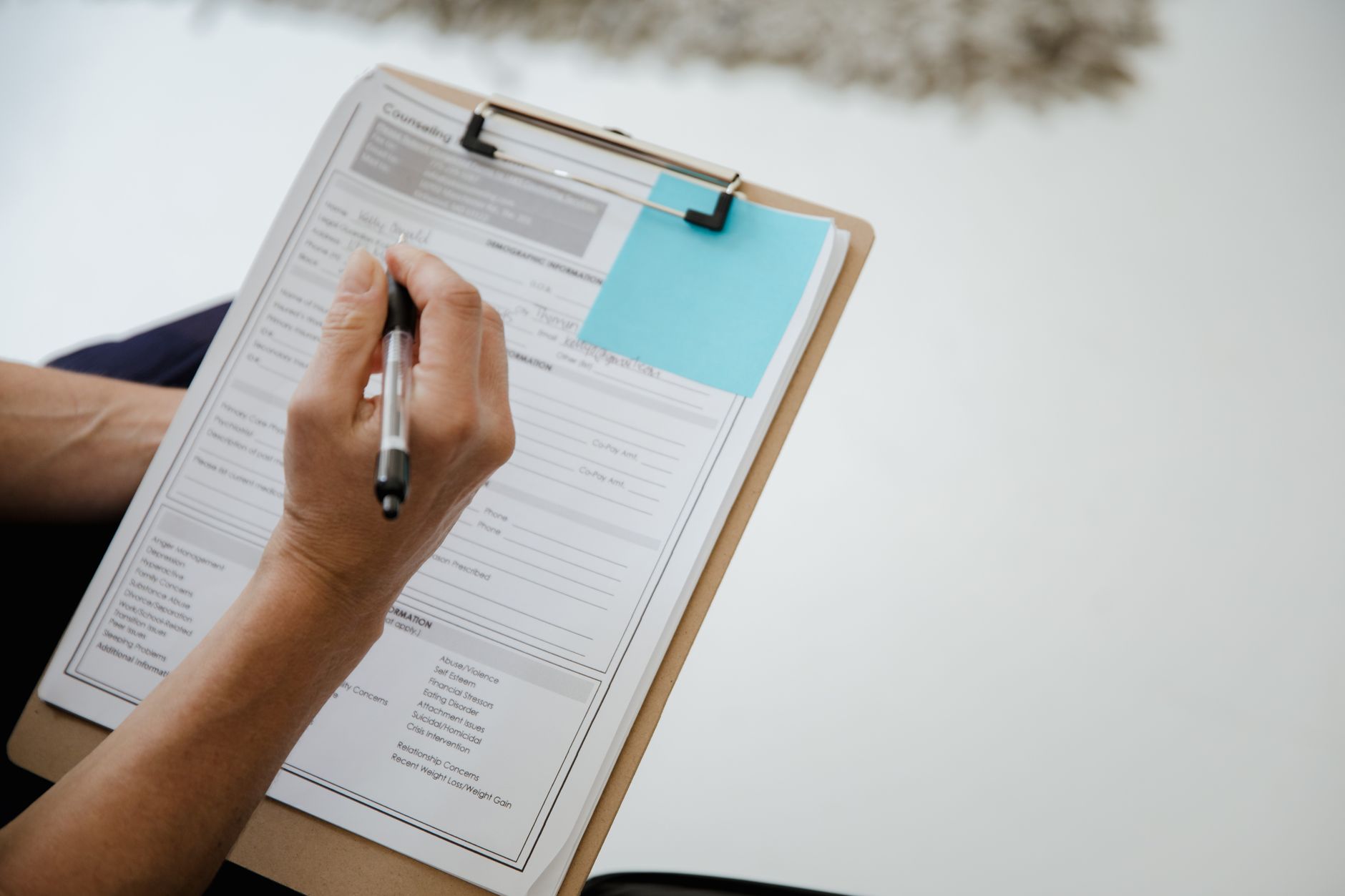 Liste de contrôle des démarches administratives à faire après un décès, posée sur une table.