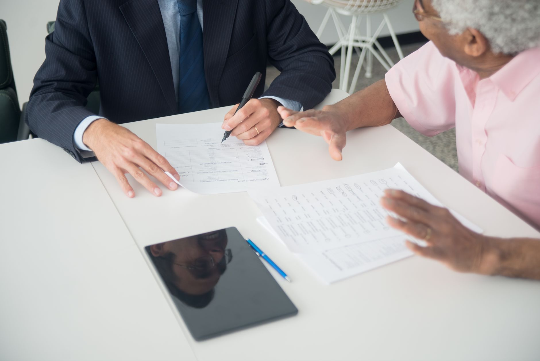 Couple retraité comparant les préarrangements funéraires Québec avec un conseiller dans un salon funéraire