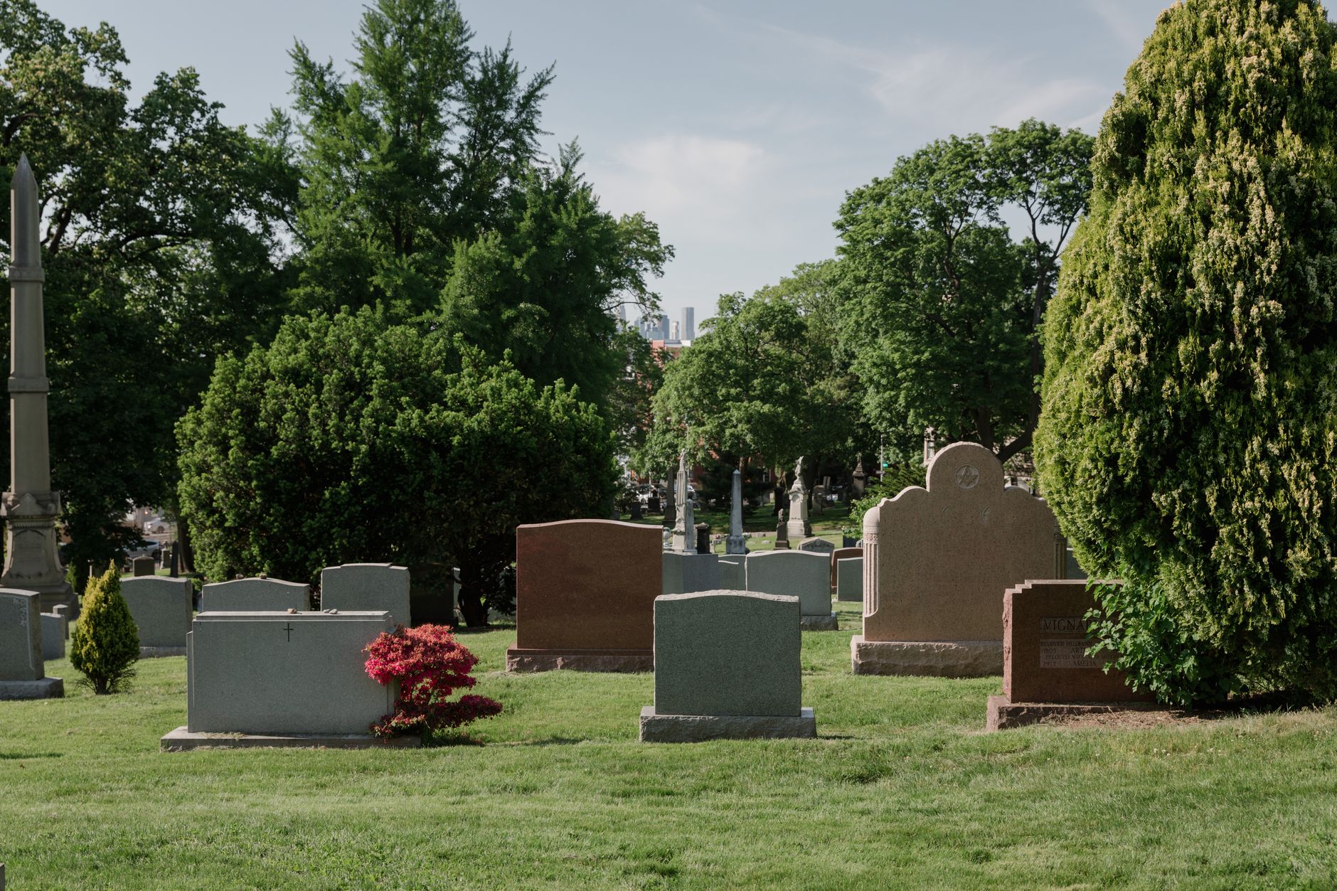 Urne funéraire déposée dans une niche de columbarium au cimetière québécois