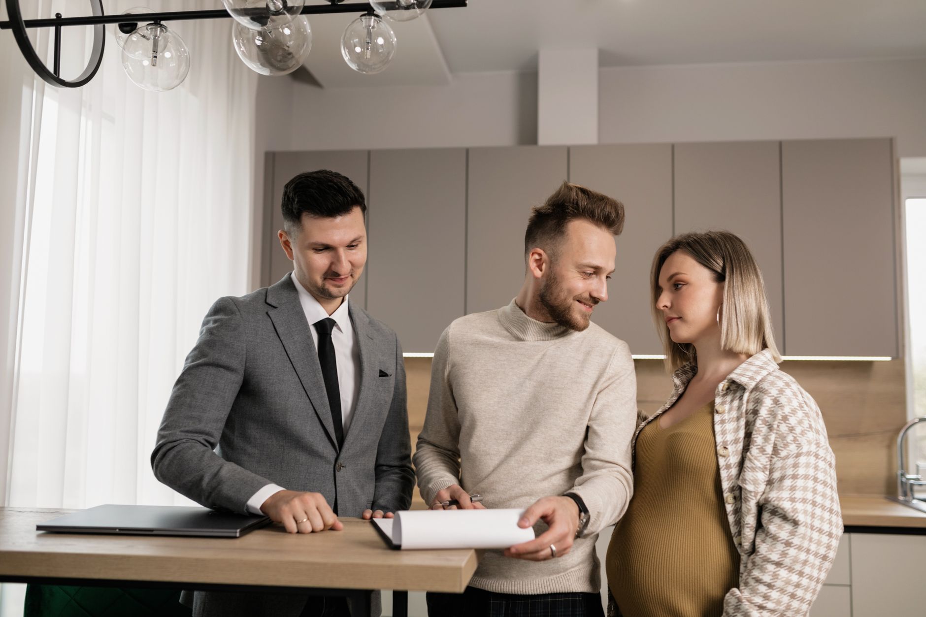 Couple québécois comparant l'assurance funéraire Québec et un préarrangement funéraire en fiducie à la table de cuisine