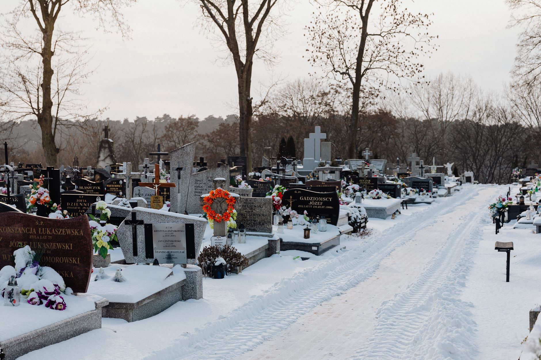 Pierres tombales dans un cimetière québécois en hiver pour l'inhumation d'une urne funéraire
