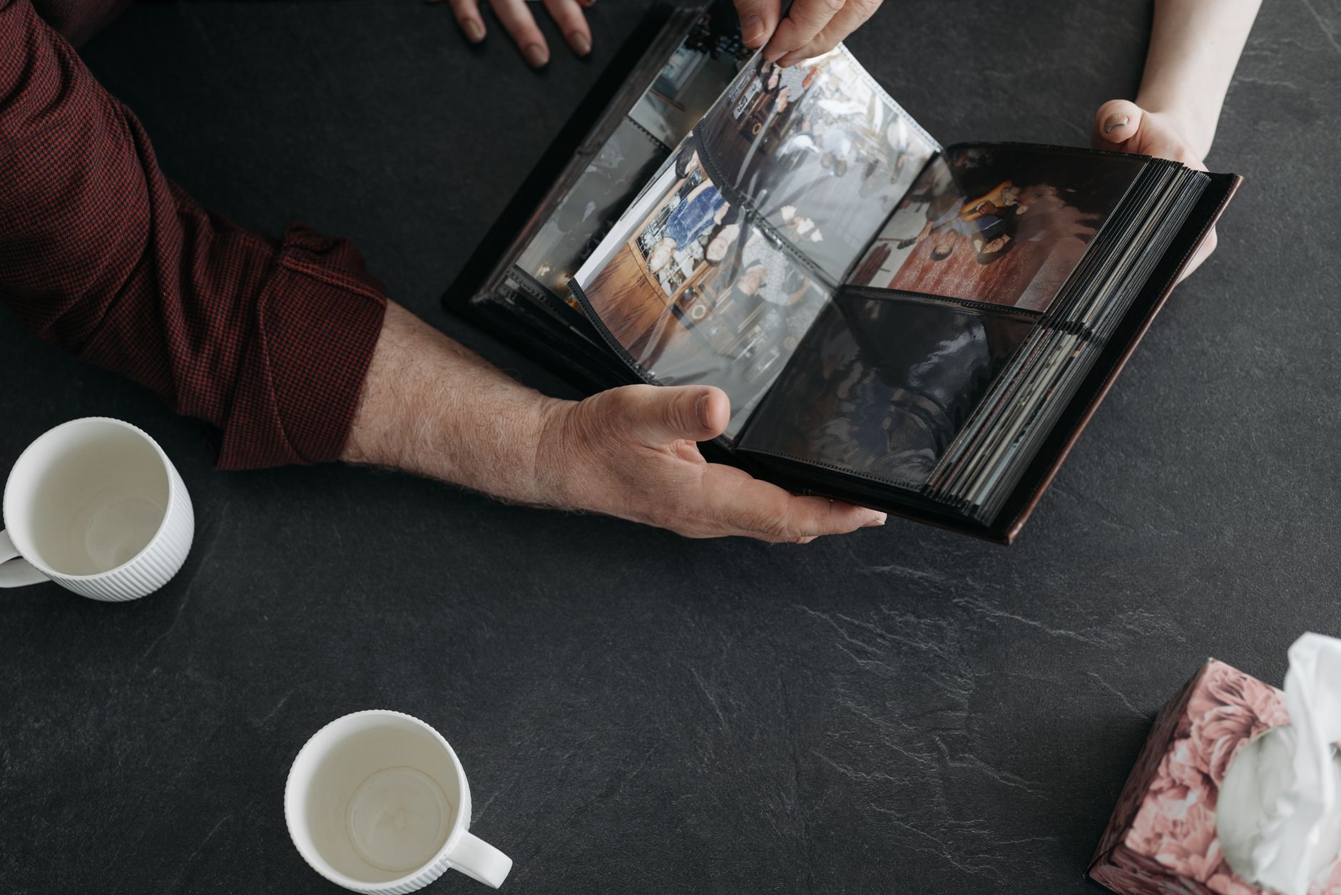 Table souvenir avec objets personnels et album photo lors de funérailles laïques au Québec