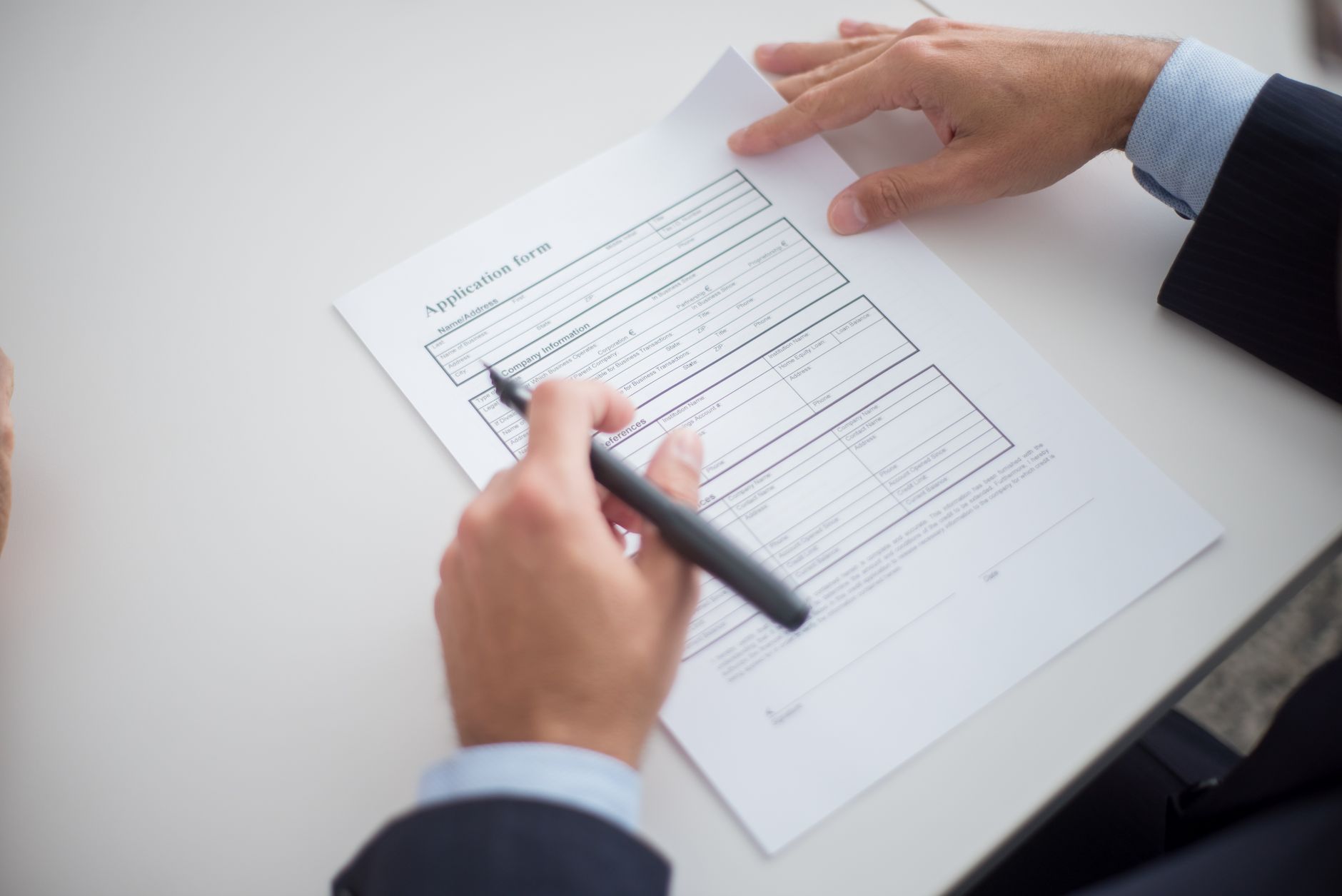 Formulaire de demande de prestation de décès Québec rempli sur une table avec des documents de Retraite Québec