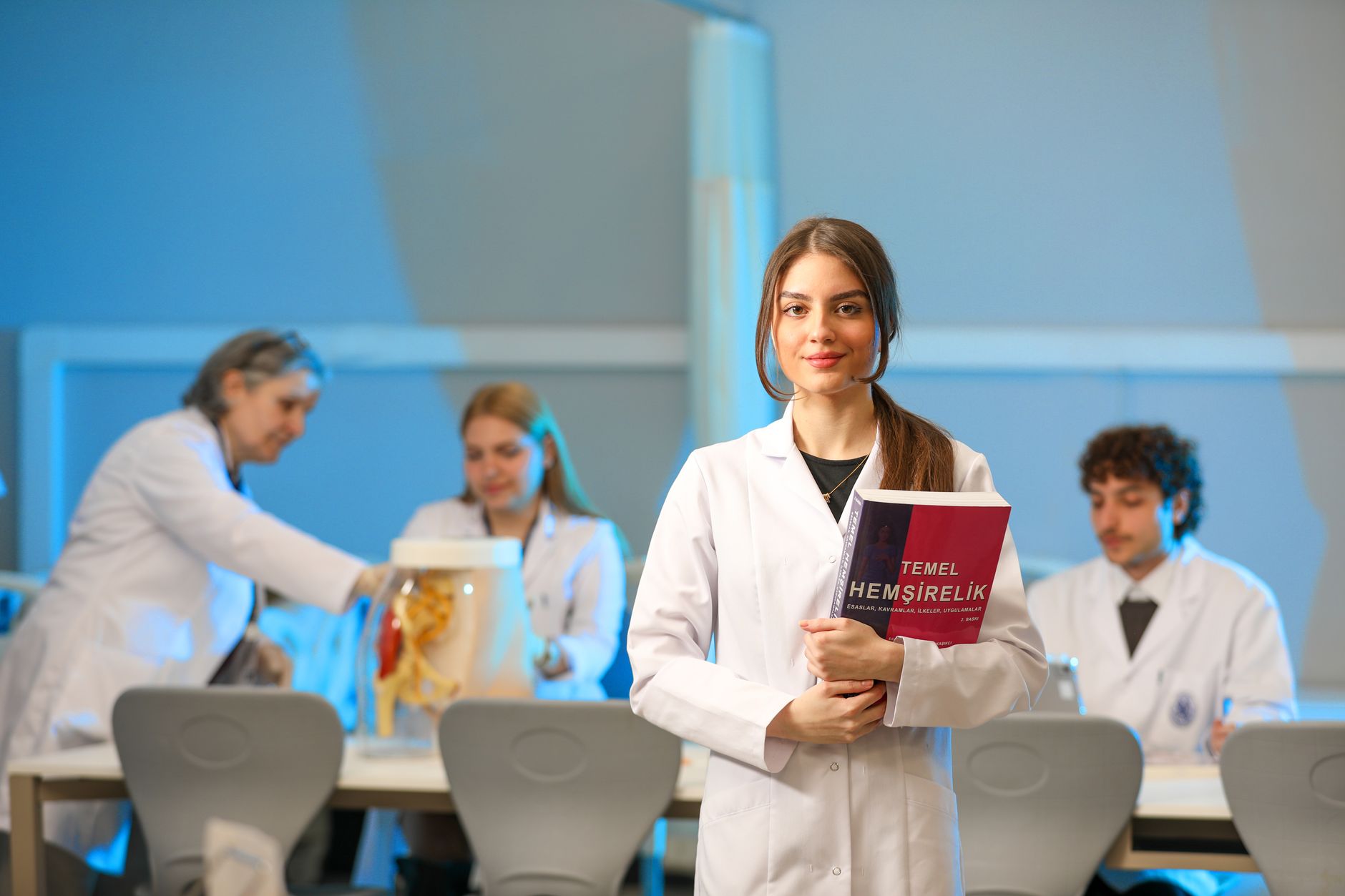 Étudiants en médecine autour d'une table d'anatomie illustrant le don du corps science québec en université
