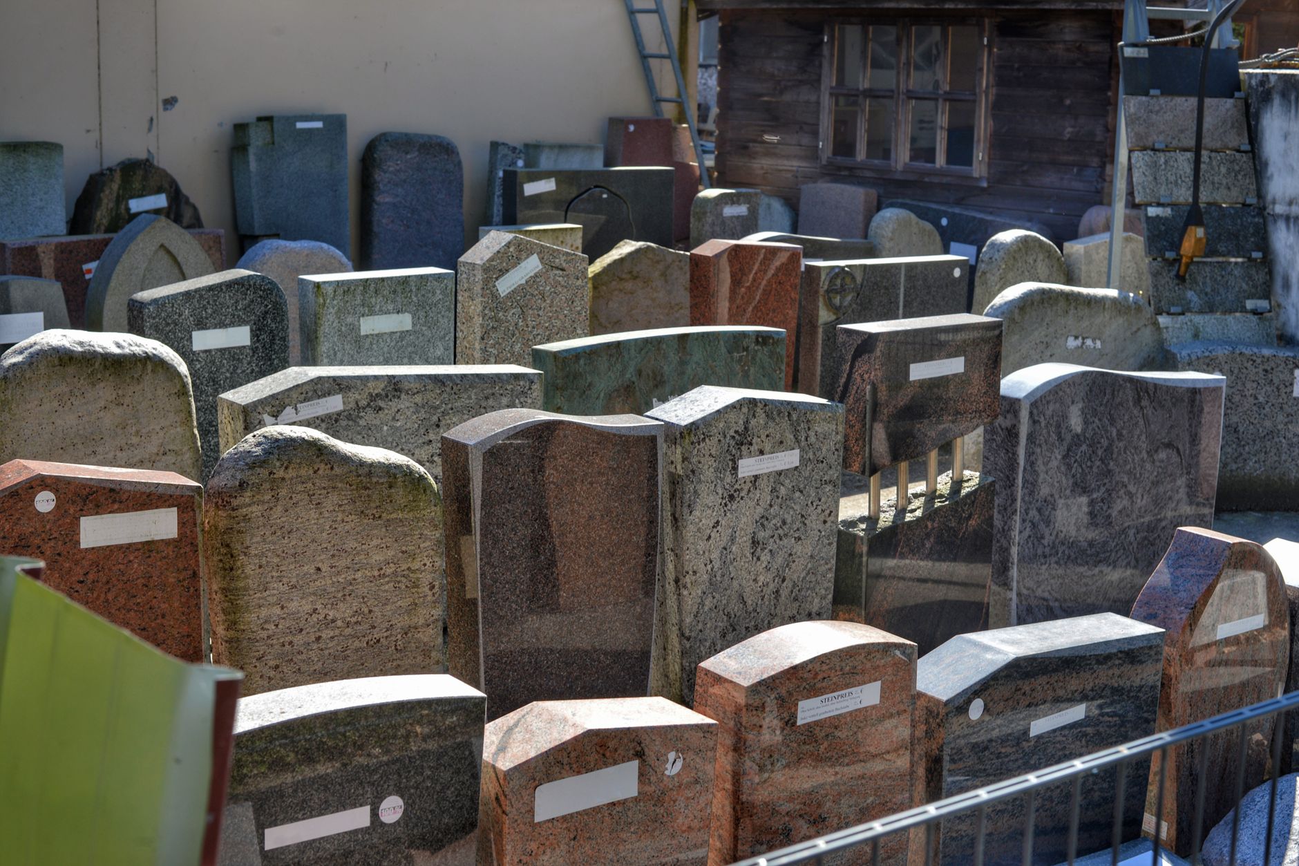 Pierres tombales en granite dans un cimetière au Québec, illustrant le coût concession cimetière québec pour les familles