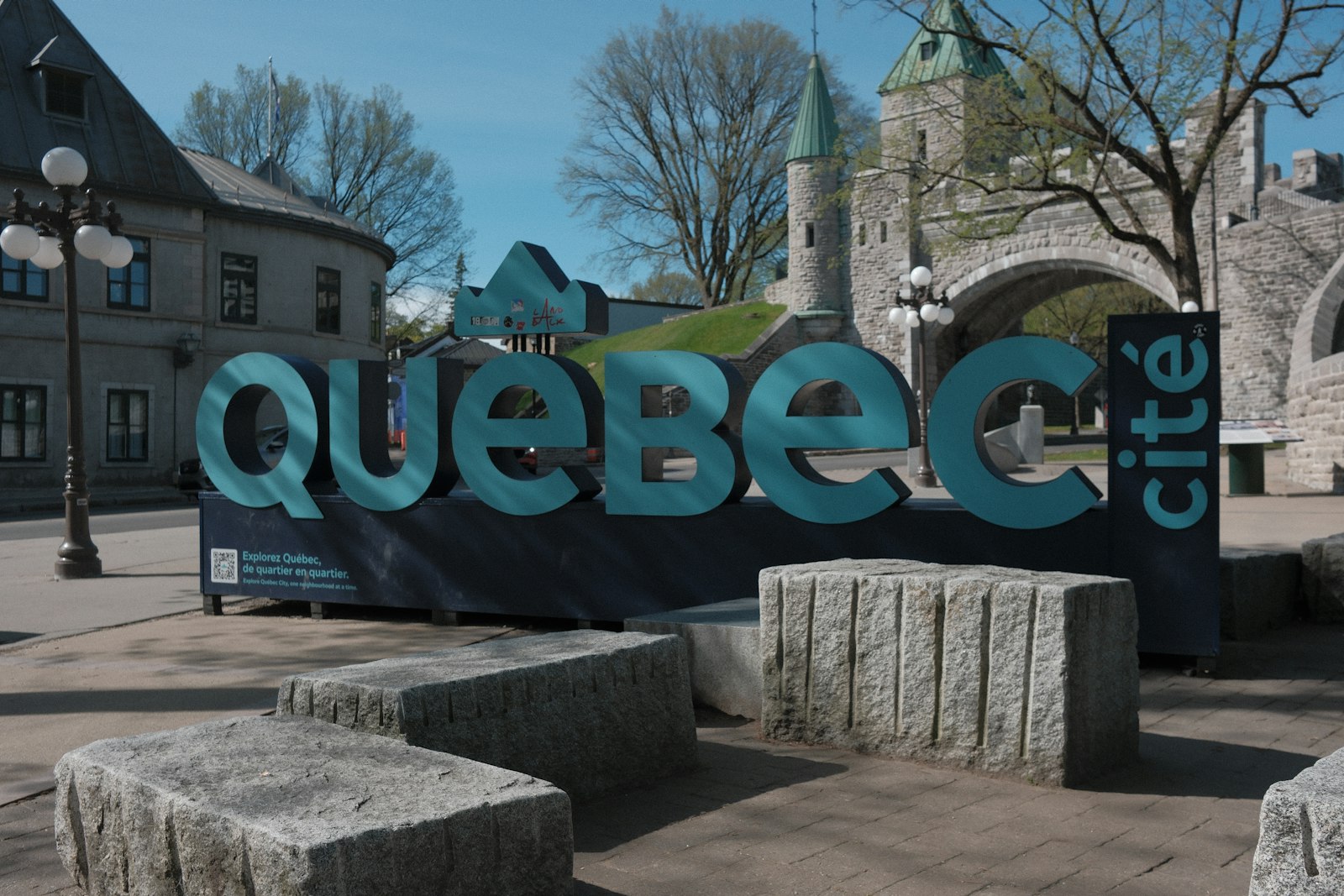 Famille québécoise qui remplit une demande d'aide funérailles aide sociale québec avec un conseiller funéraire