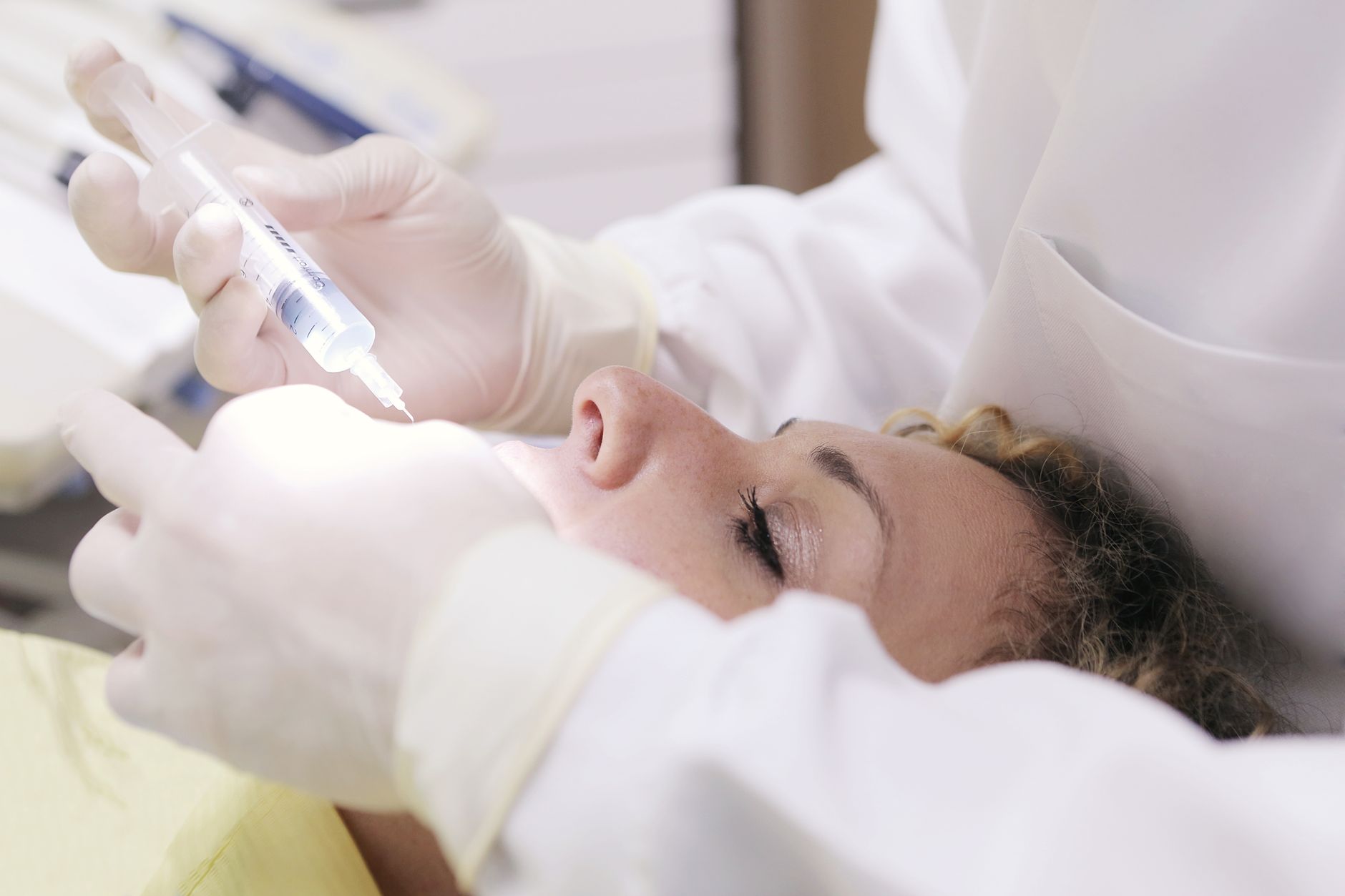 Dentiste réalisant une extraction dentaire sous anesthésie locale dans une clinique de la Montérégie