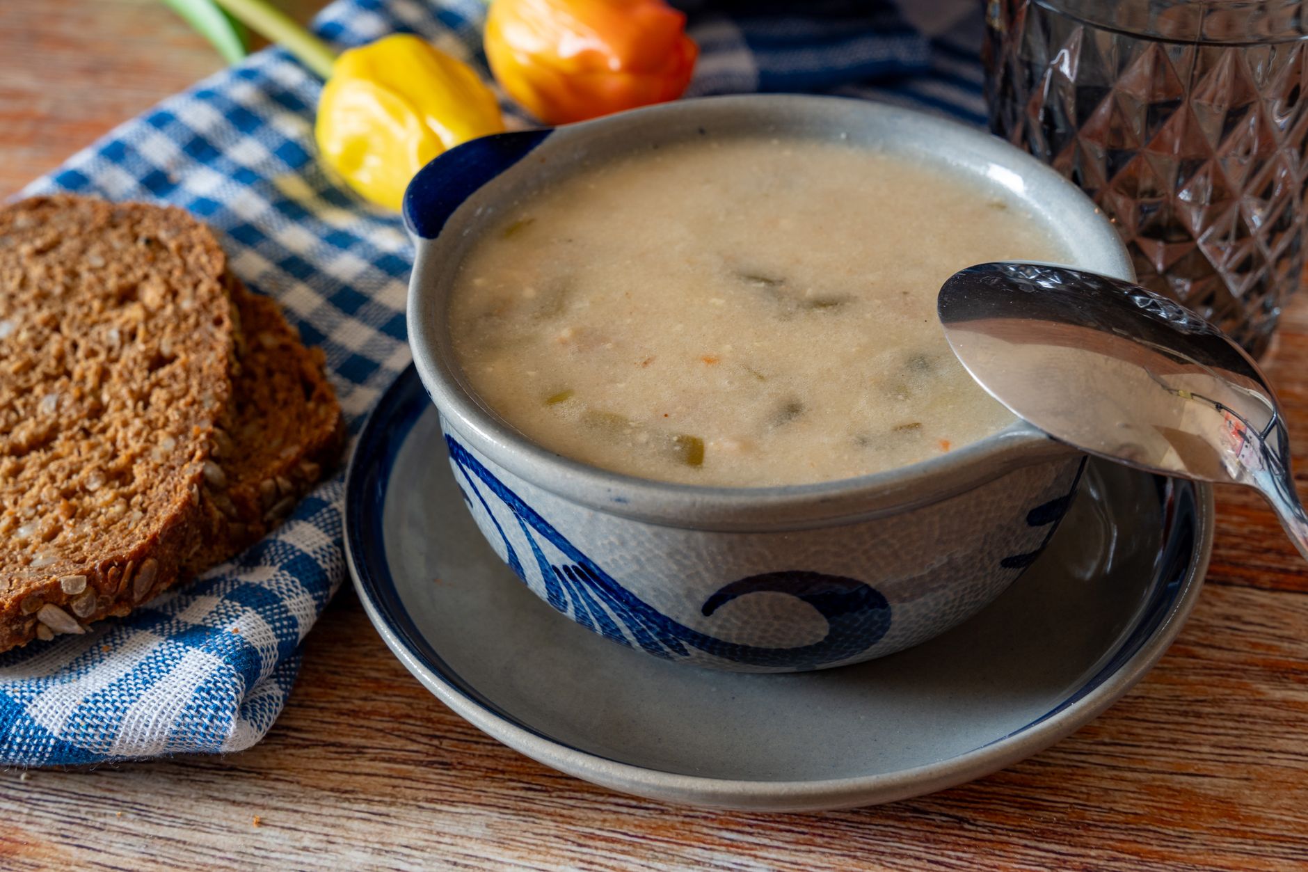 Aliments mous et froids à privilégier après le retrait d'une dent, comme yogourt, potage tiède et purée