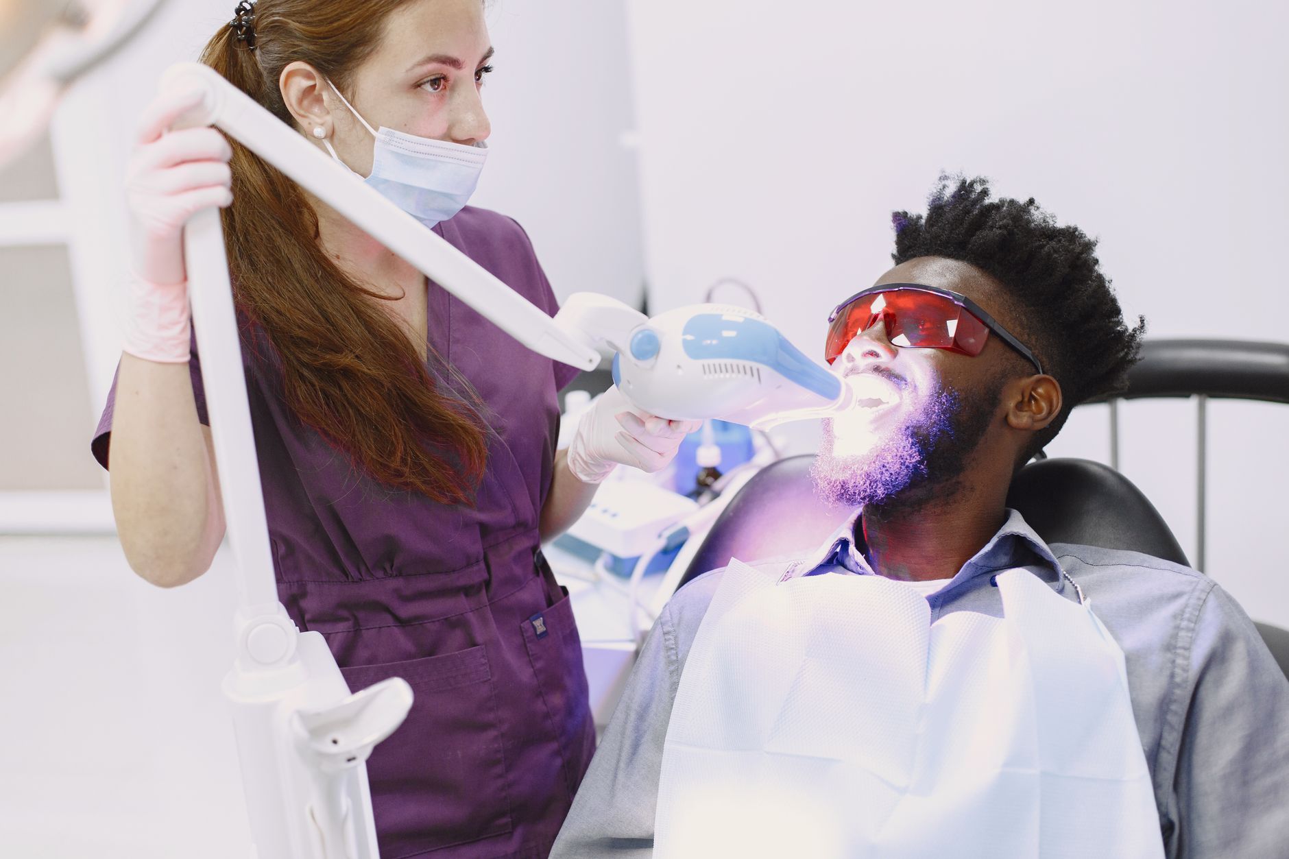 Blanchiment des dents professionnel réalisé en clinique dentaire au Québec avec gouttière et gel au peroxyde