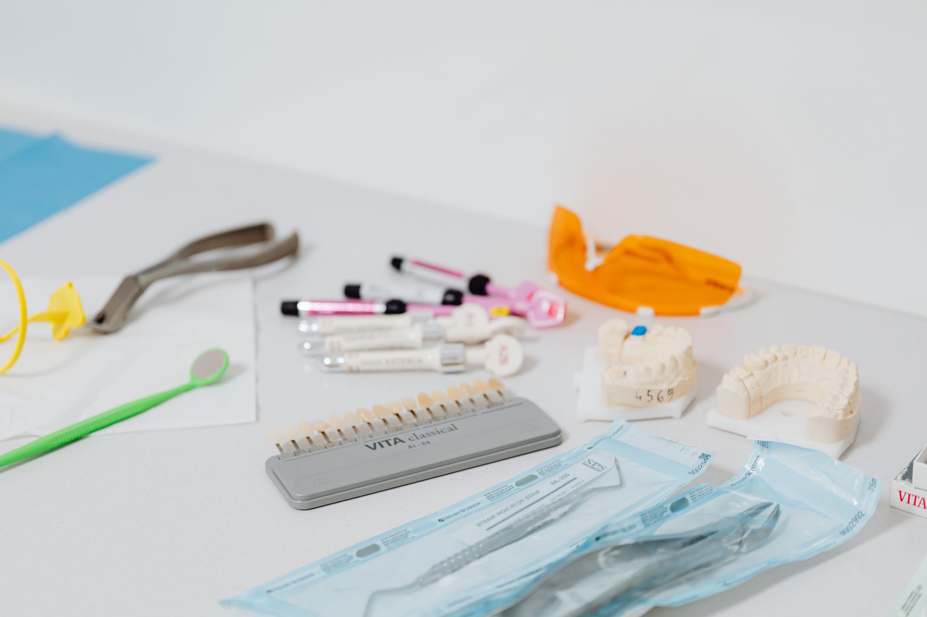 Trousse de blanchiment dentaire maison avec gouttière et gel appliqués à domicile sur les dents