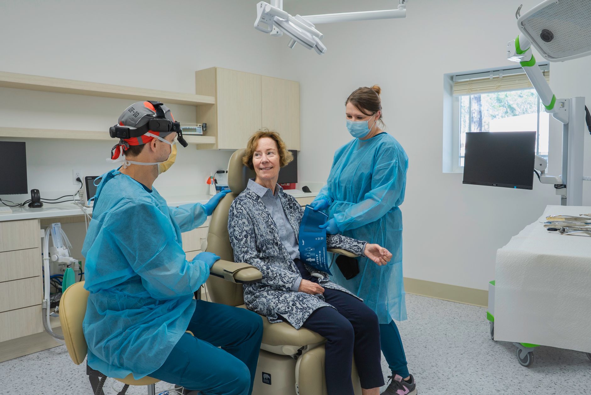 Professionnel dentaire ajustant une couronne fixe sur implant chez un patient en clinique au Québec