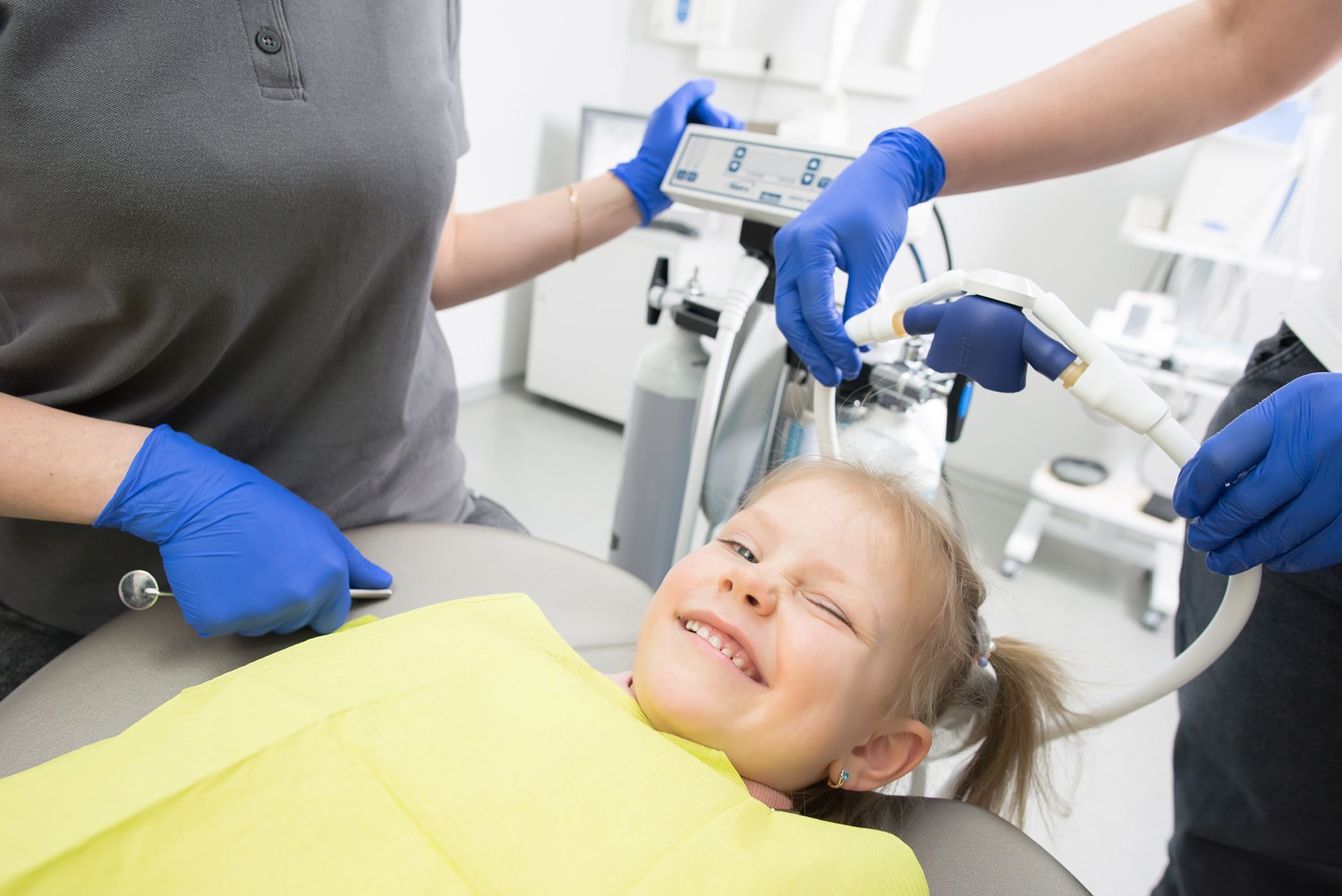 Jeune enfant souriant lors de sa première visite chez le dentiste enfant dans une clinique dentaire familiale au Québec