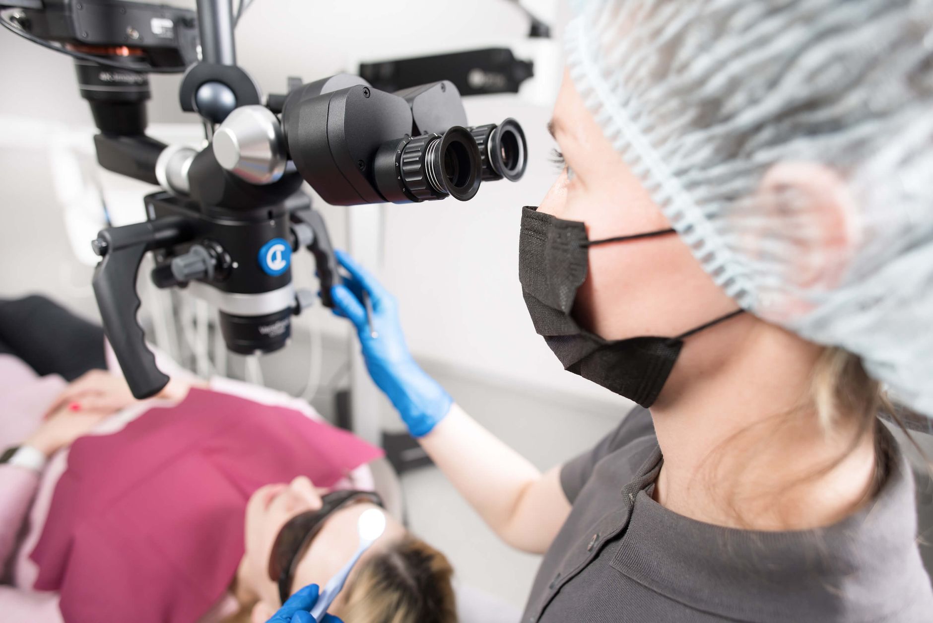 Dentiste réalisant un traitement de canal sous anesthésie locale sur un patient détendu en clinique dentaire de la Rive-Sud