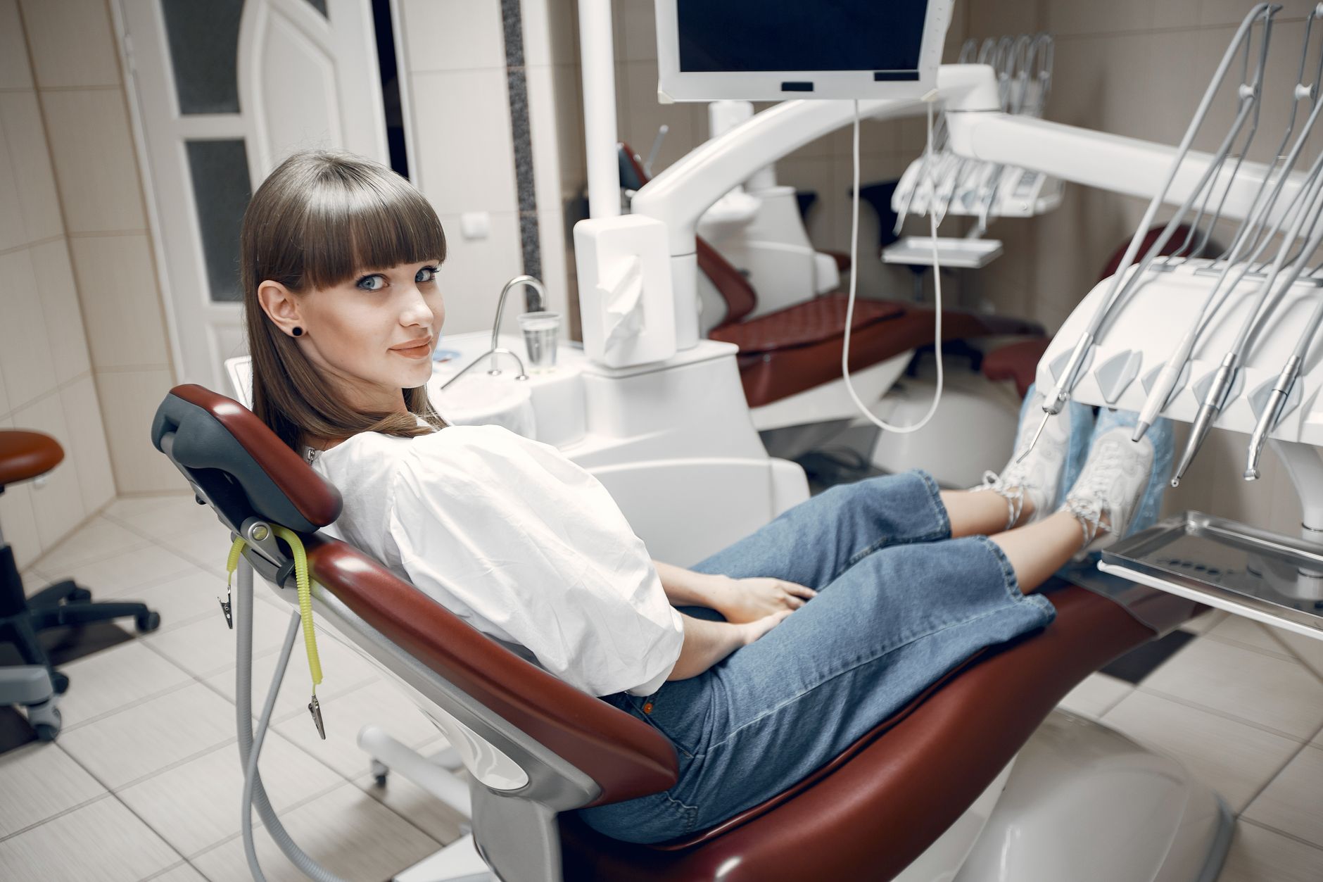 Patiente souriante et soulagée après un traitement de la racine dans une clinique dentaire