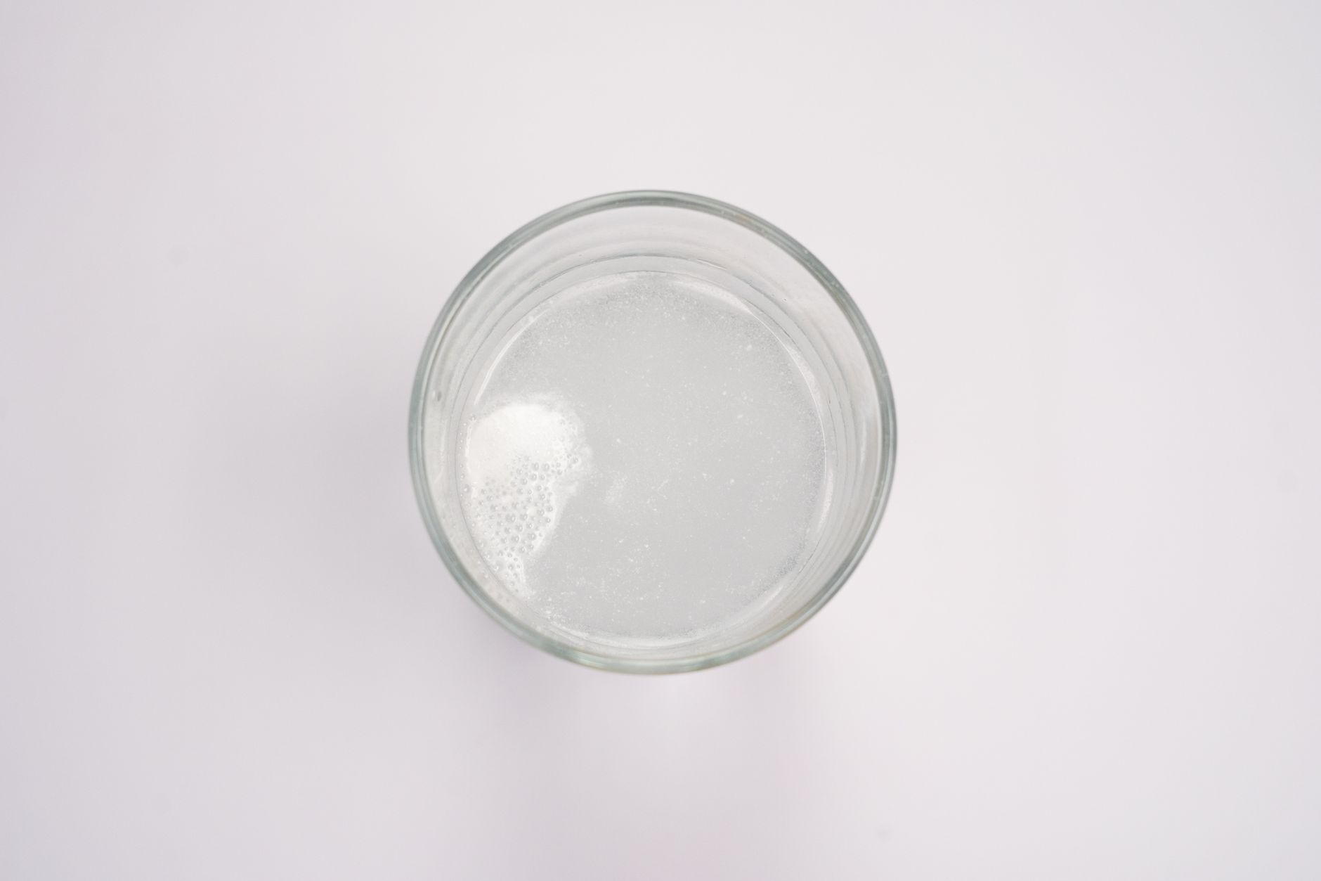 Verre d'eau salée tiède, un remède maison simple pour soulager une douleur dentaire en attendant le dentiste