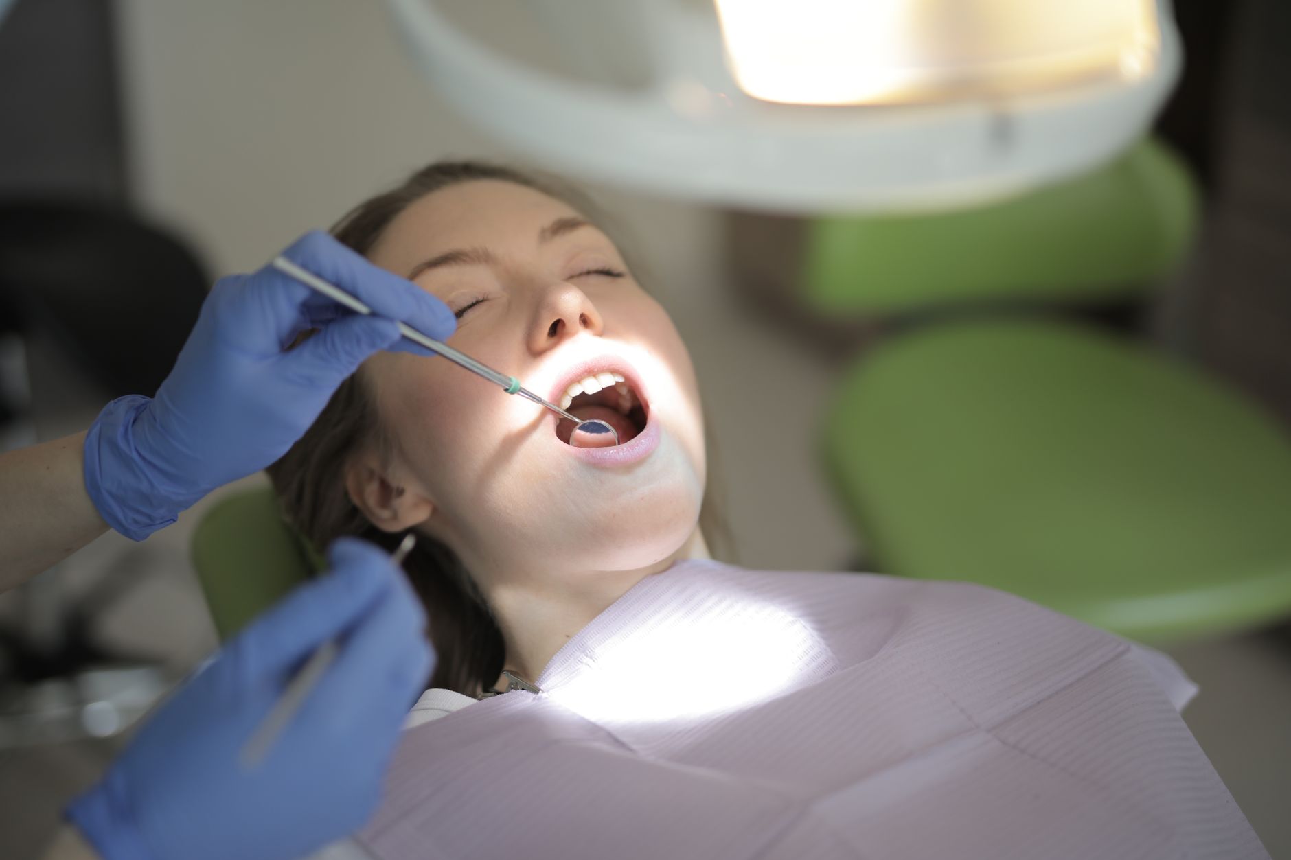 Dentiste examinant la dent d'un patient lors d'une consultation d'urgence en clinique dentaire