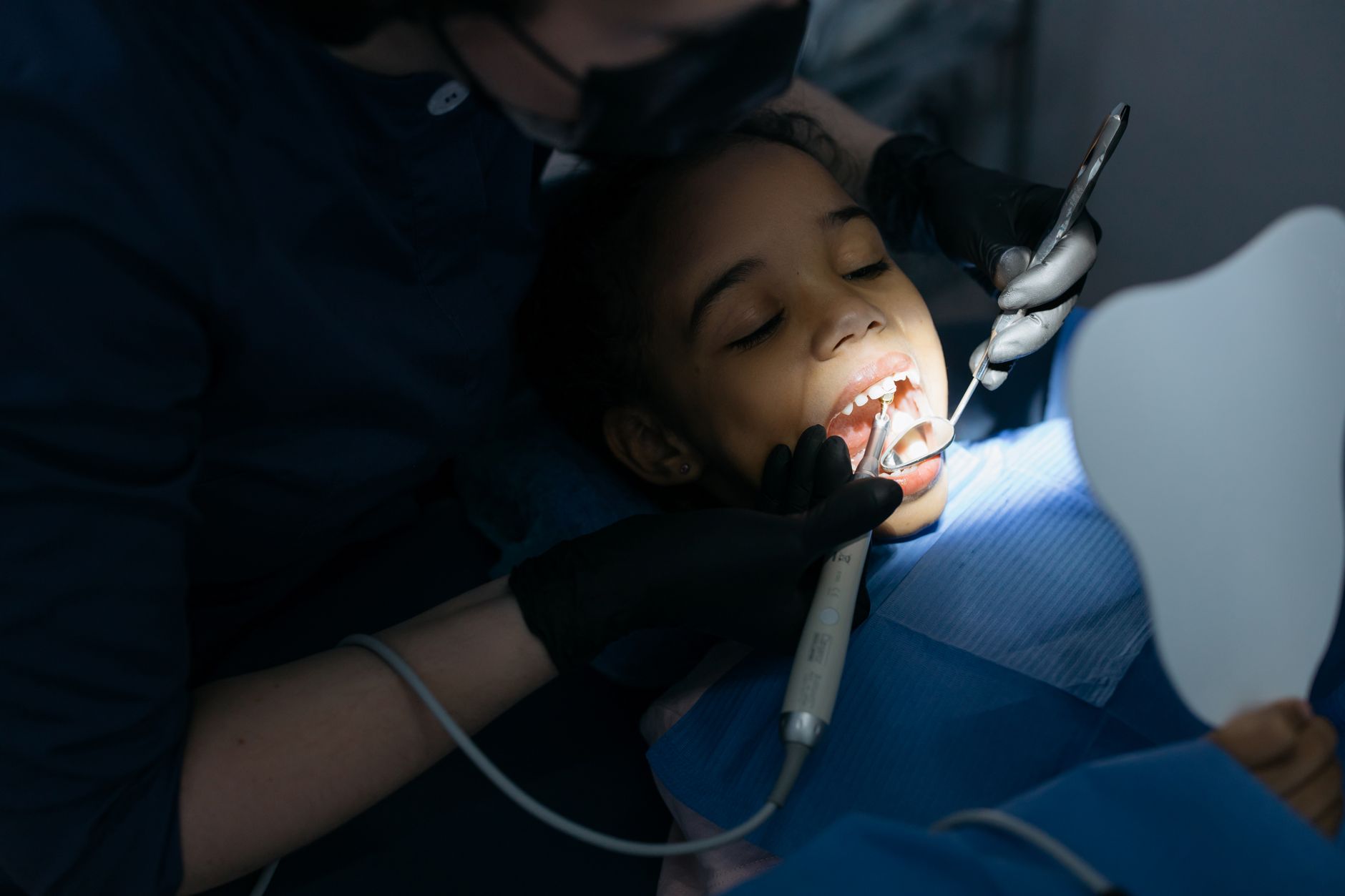 Enfant souriant montrant des dents saines après un traitement préventif en clinique dentaire