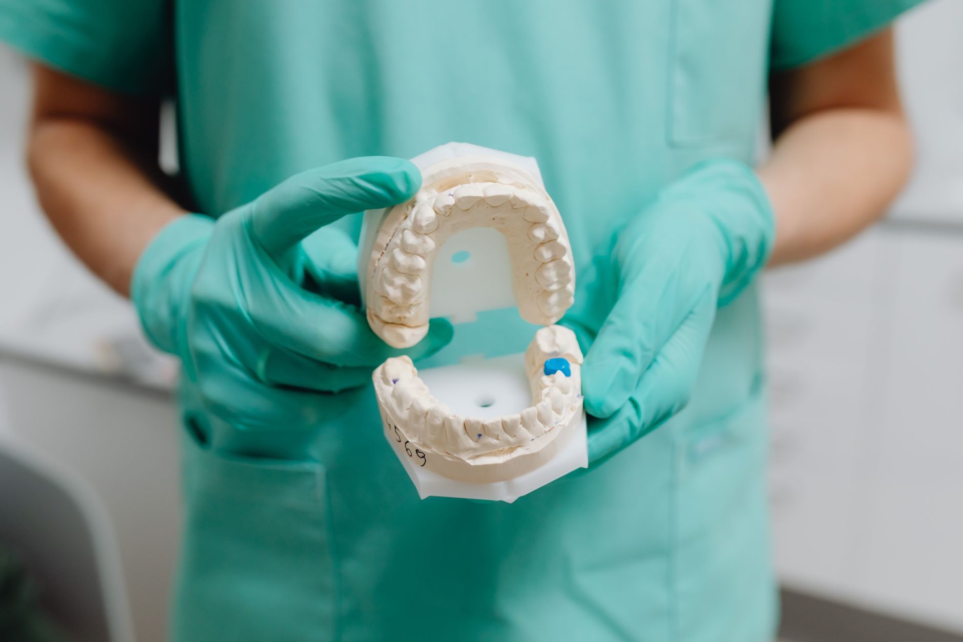 Denturologiste évaluant les options de prothèse dentaire pour un patient dans une clinique au Québec