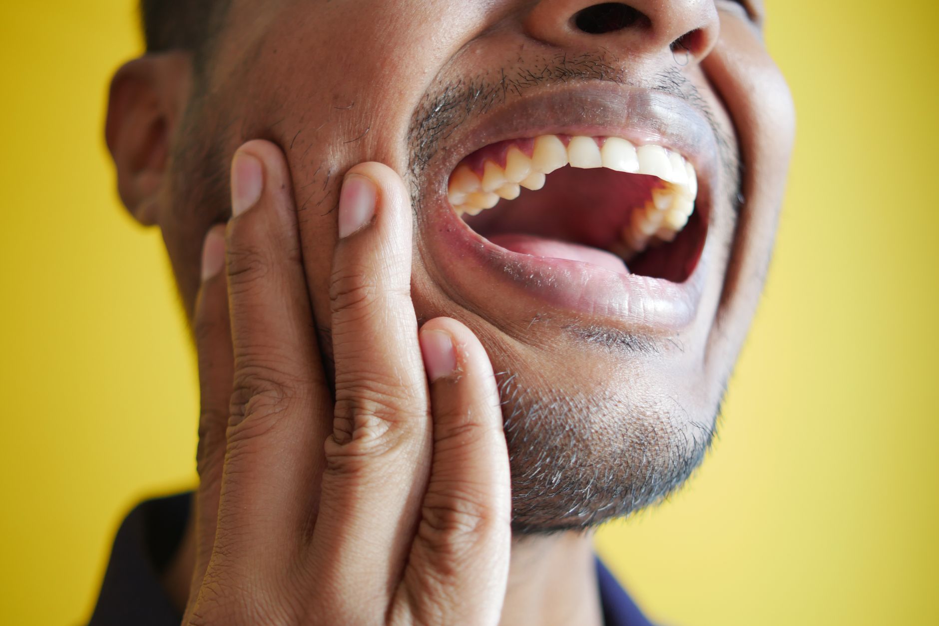 Femme souffrant de douleur à la mâchoire au réveil à cause du grincement des dents pendant la nuit