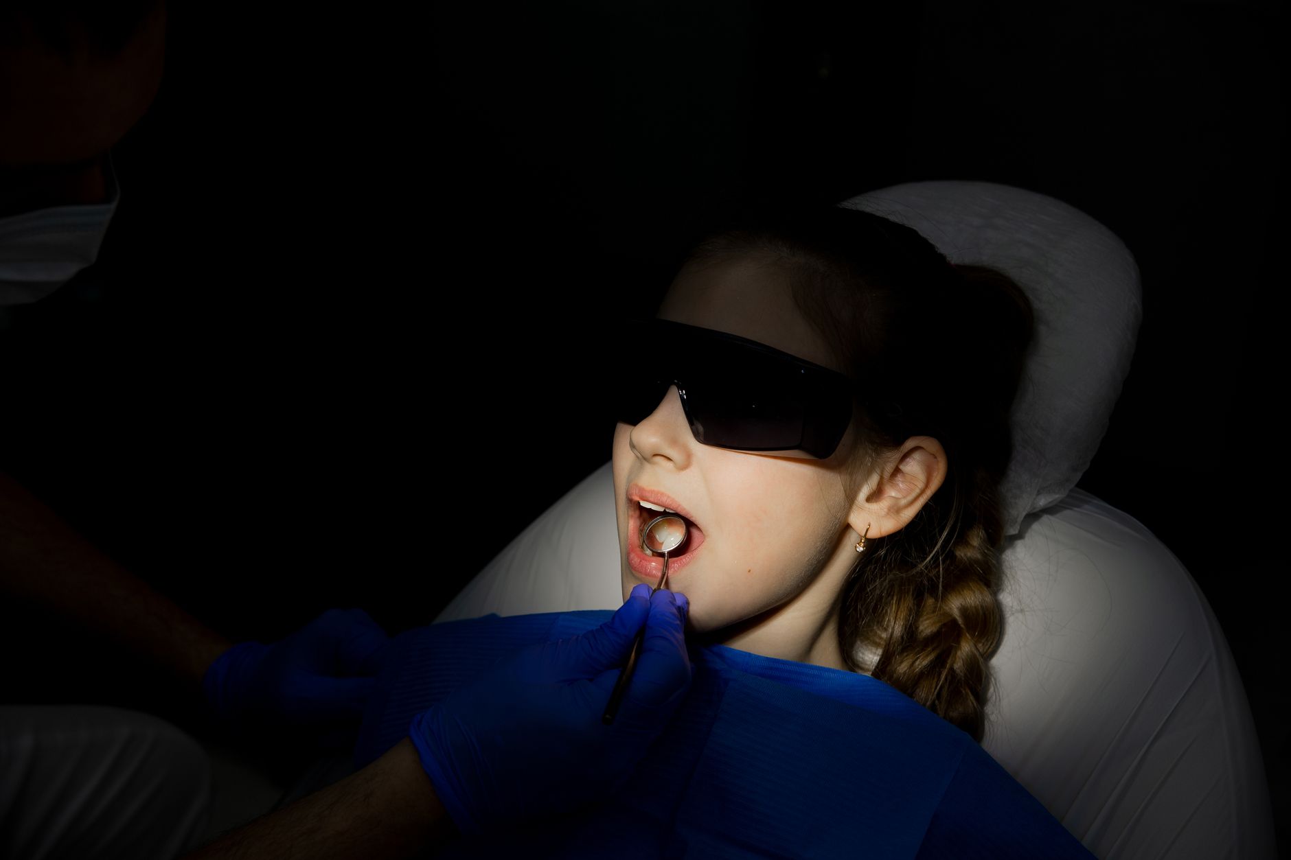 Jeune enfant lors d'un premier examen d'orthodontie vers l'âge de sept ans chez le dentiste