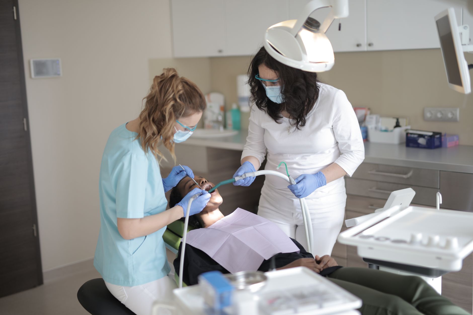 Professionnel examinant un patient lors d'un rendez-vous d'urgence en clinique