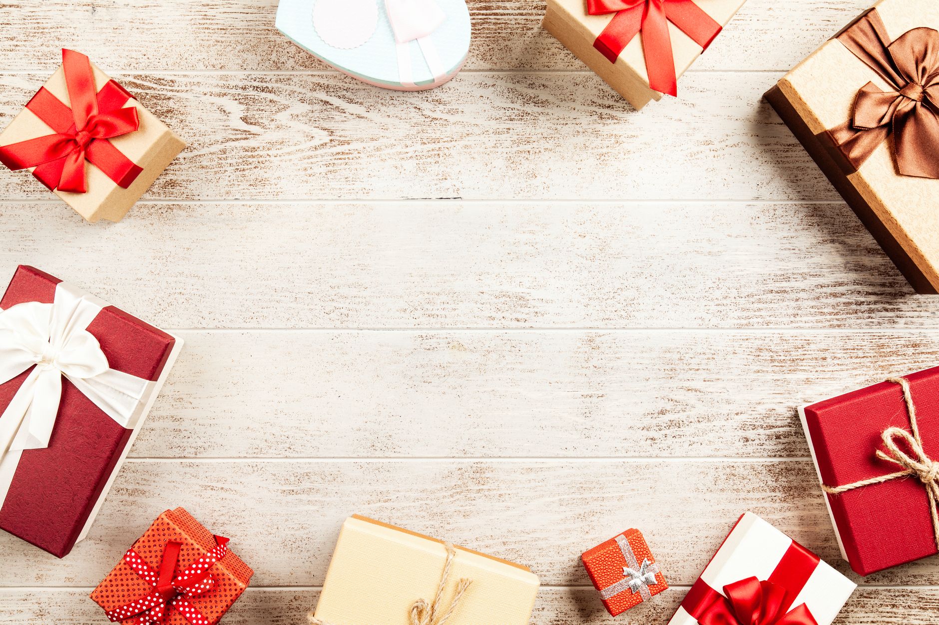 Idées cadeaux originales homme disposées sur une table en bois avec des emballages soignés