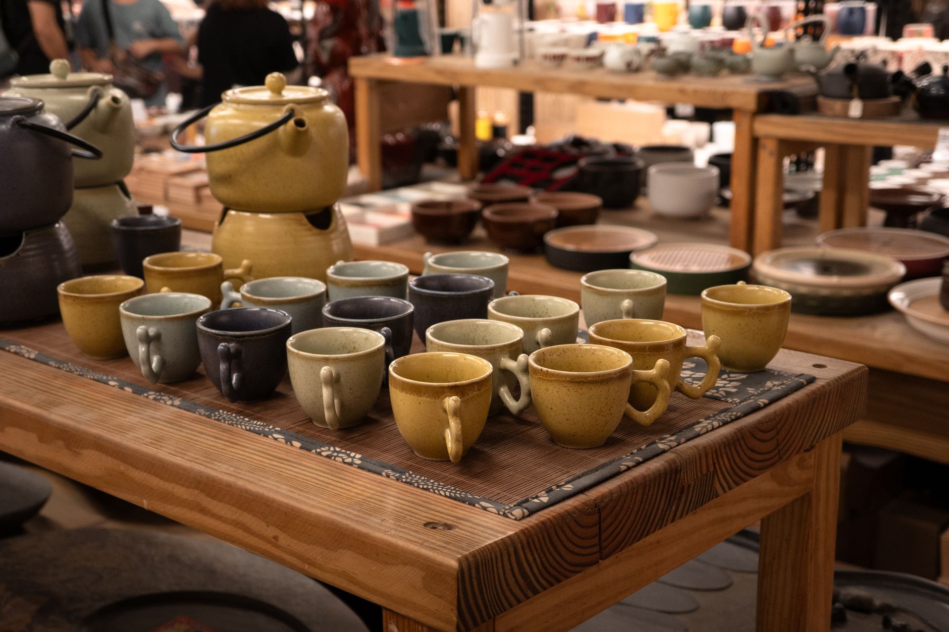 Idée de cadeau québécois artisanal, tasse en céramique faite main par un artisan d'ici