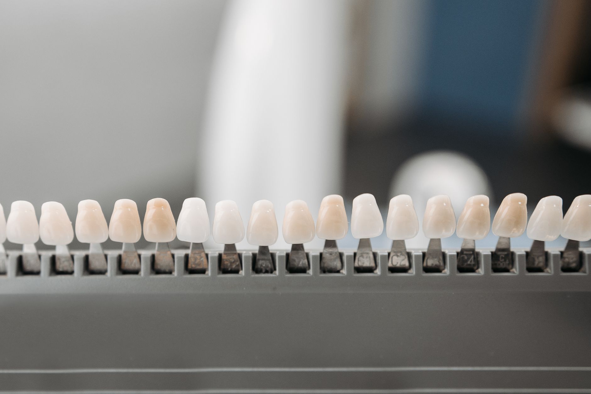 Comparison of dental crown types and their lifespan by material: ceramic, zirconia or metal