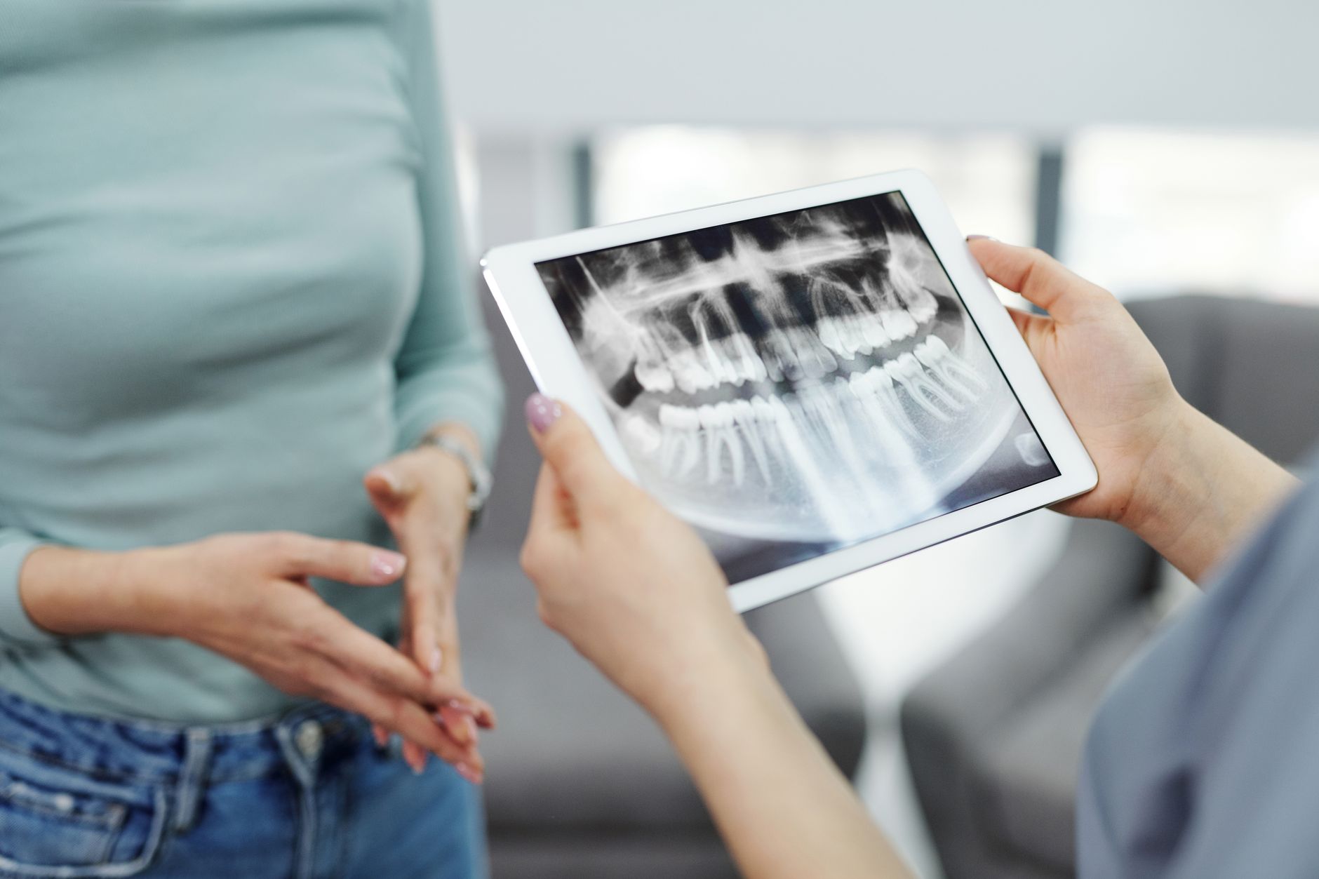 Dental emergency what to do at home while holding the jaw in pain waiting for a dental visit