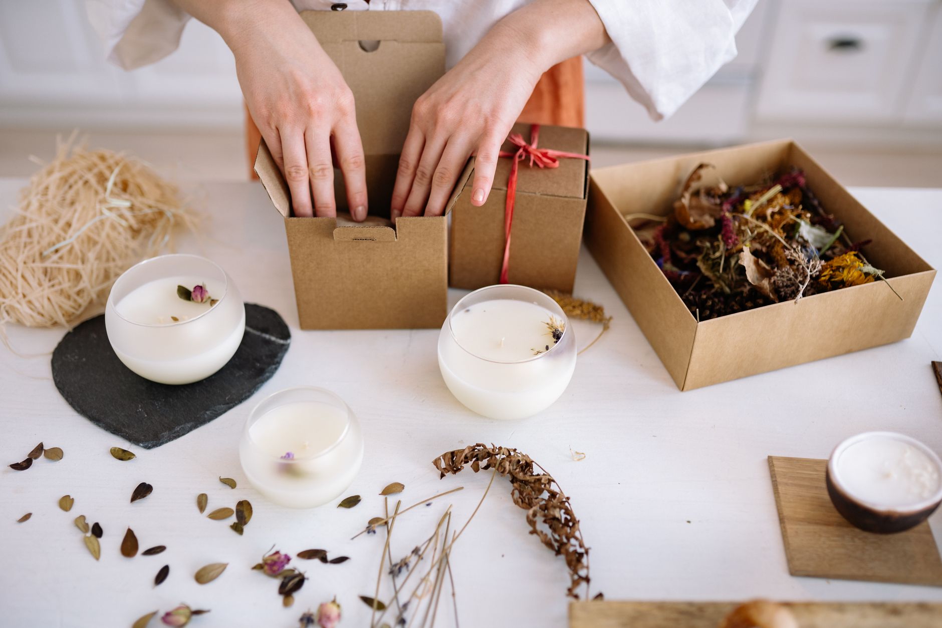 Panier de cadeaux d'hôtesse originaux composé de produits gourmands québécois emballés avec soin sur