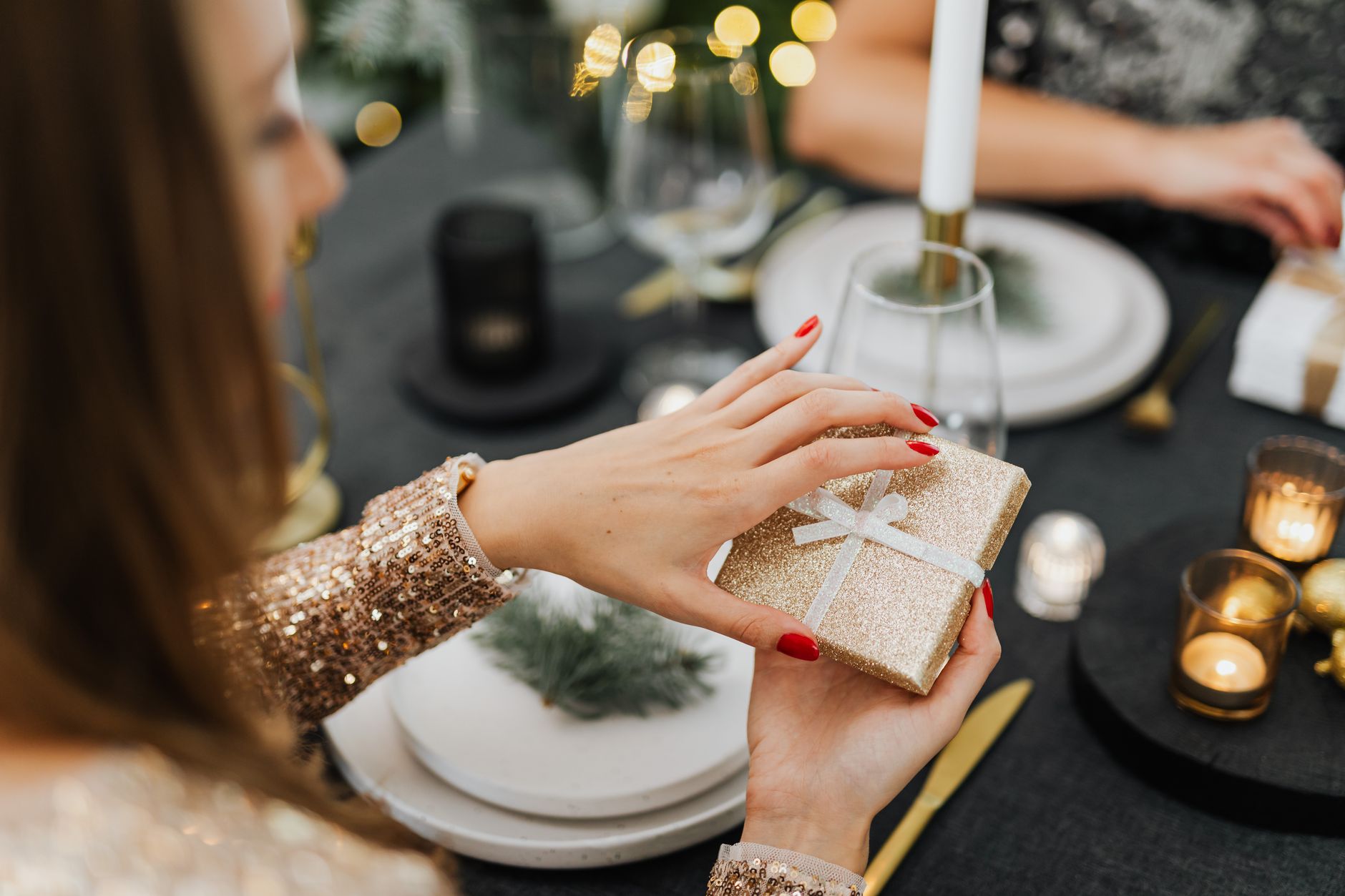 Sélection d'objets locaux et gourmands du terroir québécois disposés sur une table en bois
