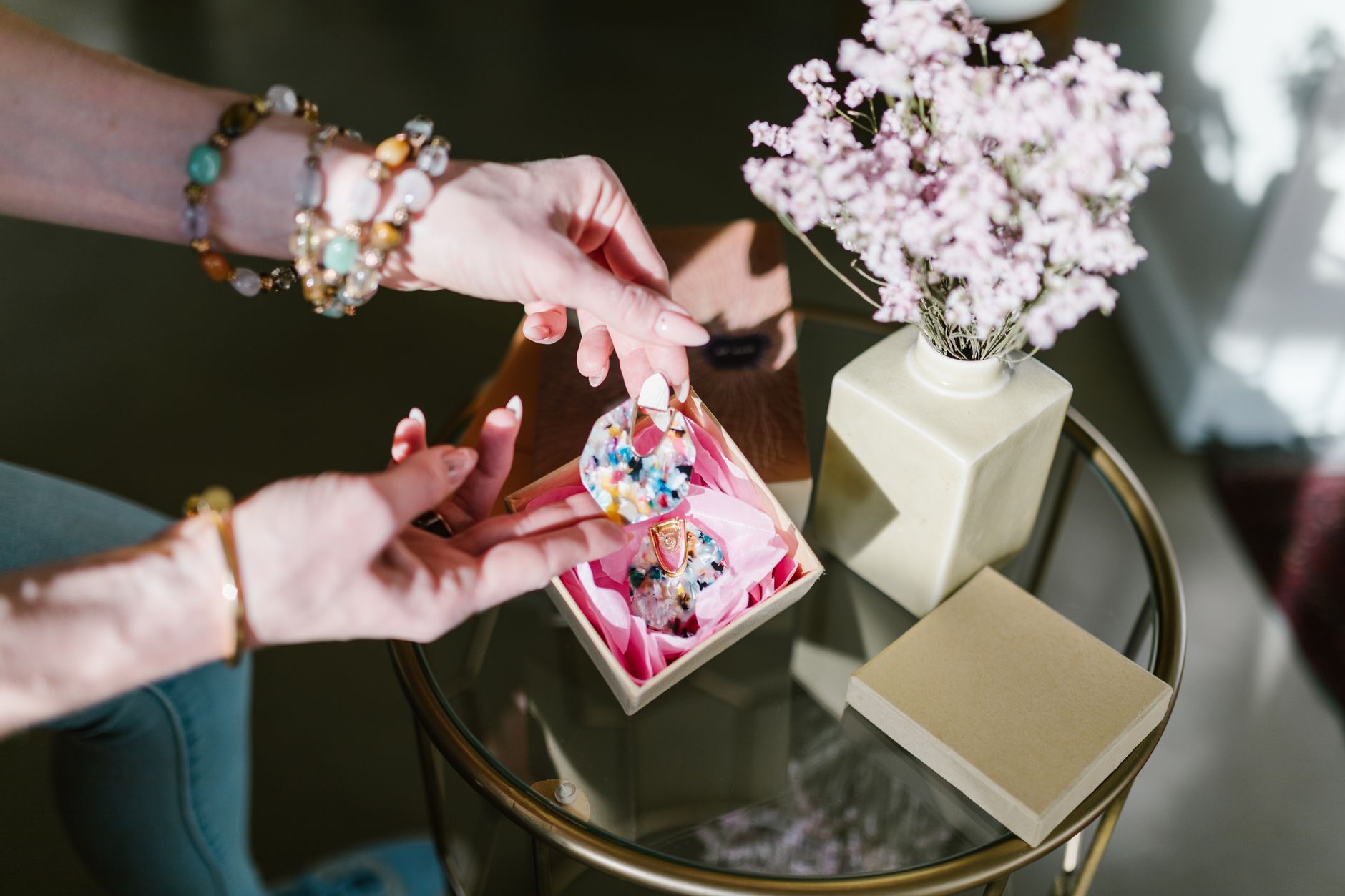 Bijou artisanal québécois offert en présent à une femme pour une occasion spéciale
