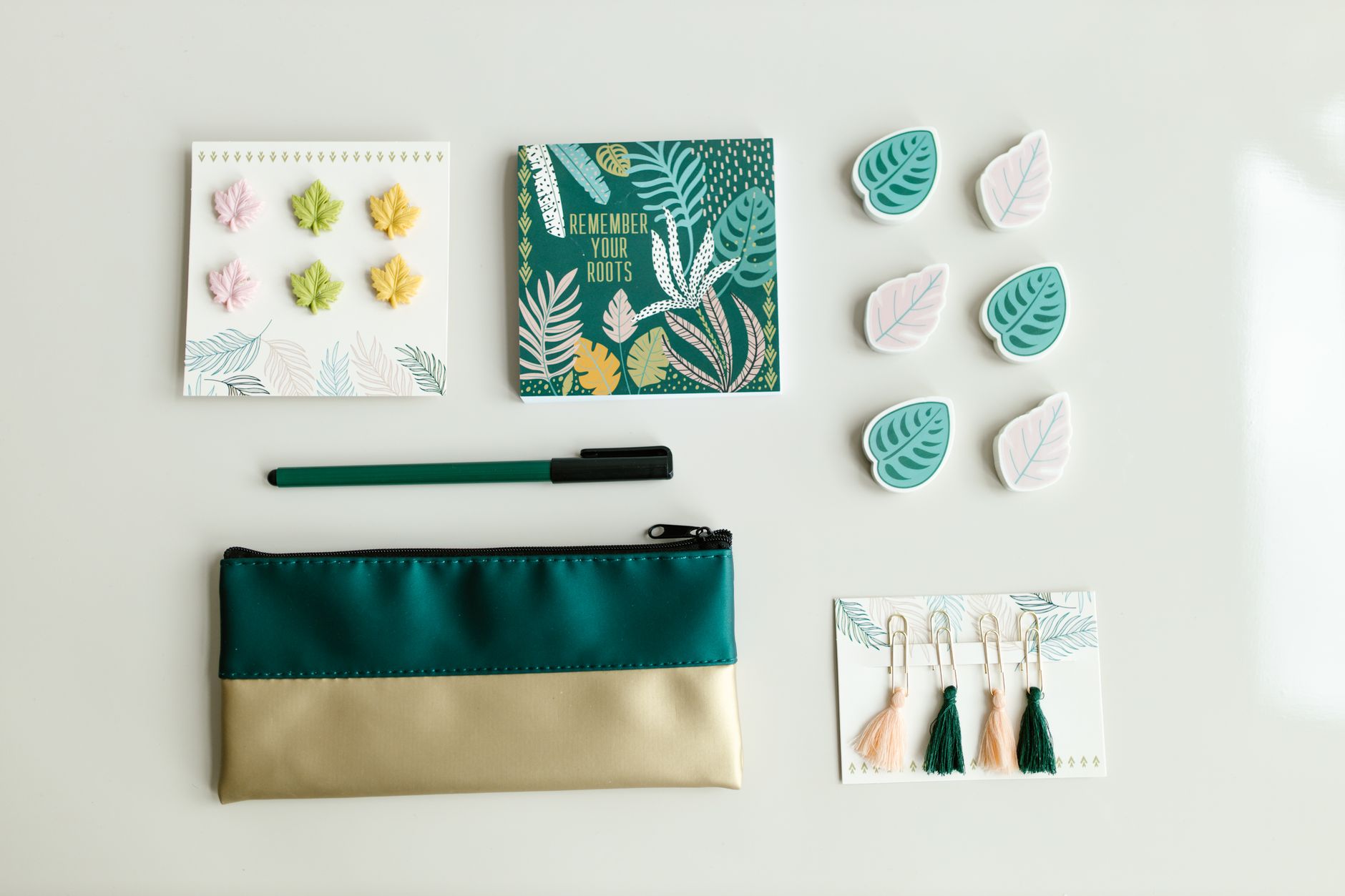 Accessoires de bureau disposes a plat comme idees de cadeaux pour un collegue