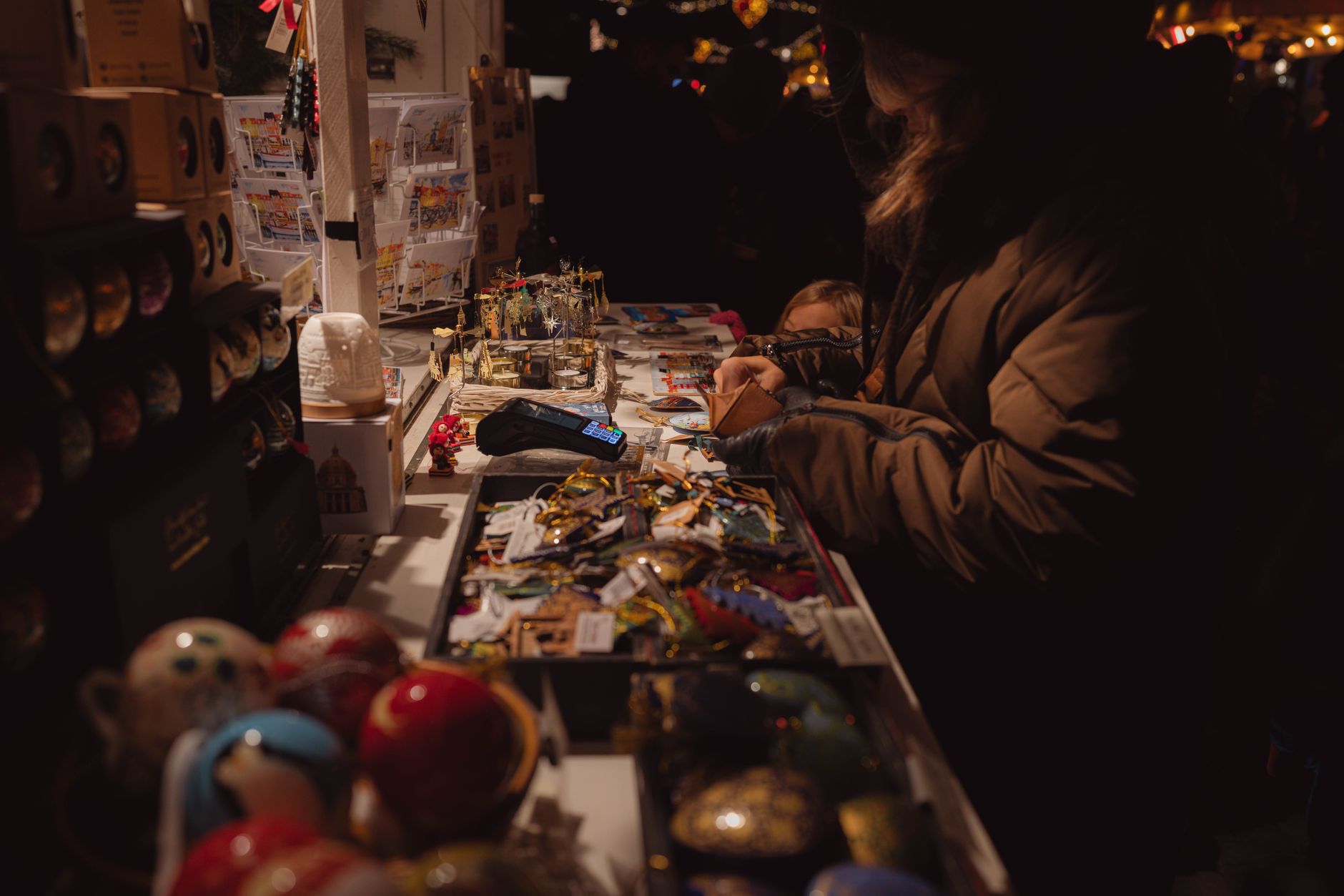 Kiosque de marché artisanal québécois offrant des présents des Fêtes fabriqués localement