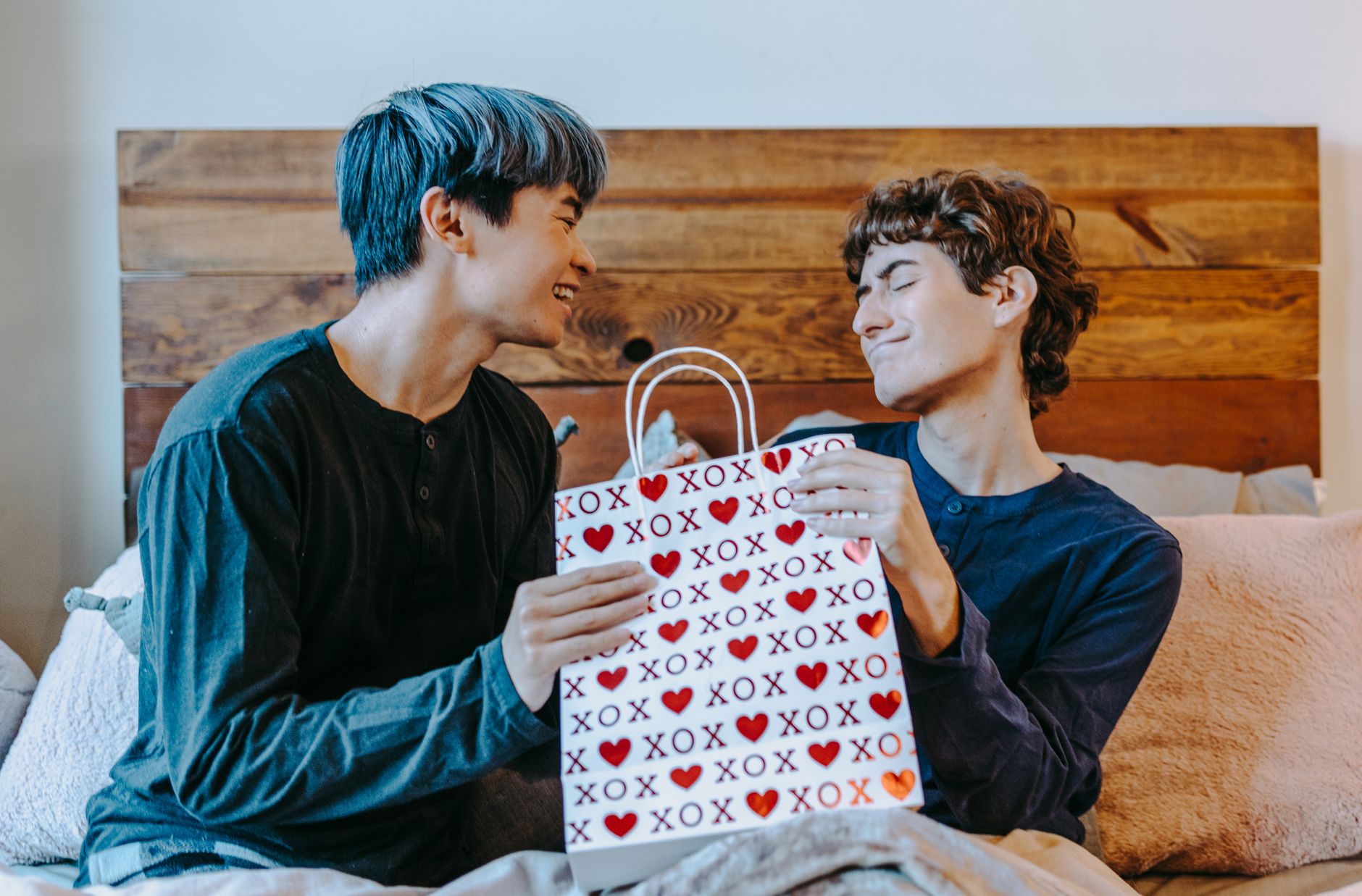 Couple souriant qui échange un cadeau original fait main pour la fête des amoureux au Québec.