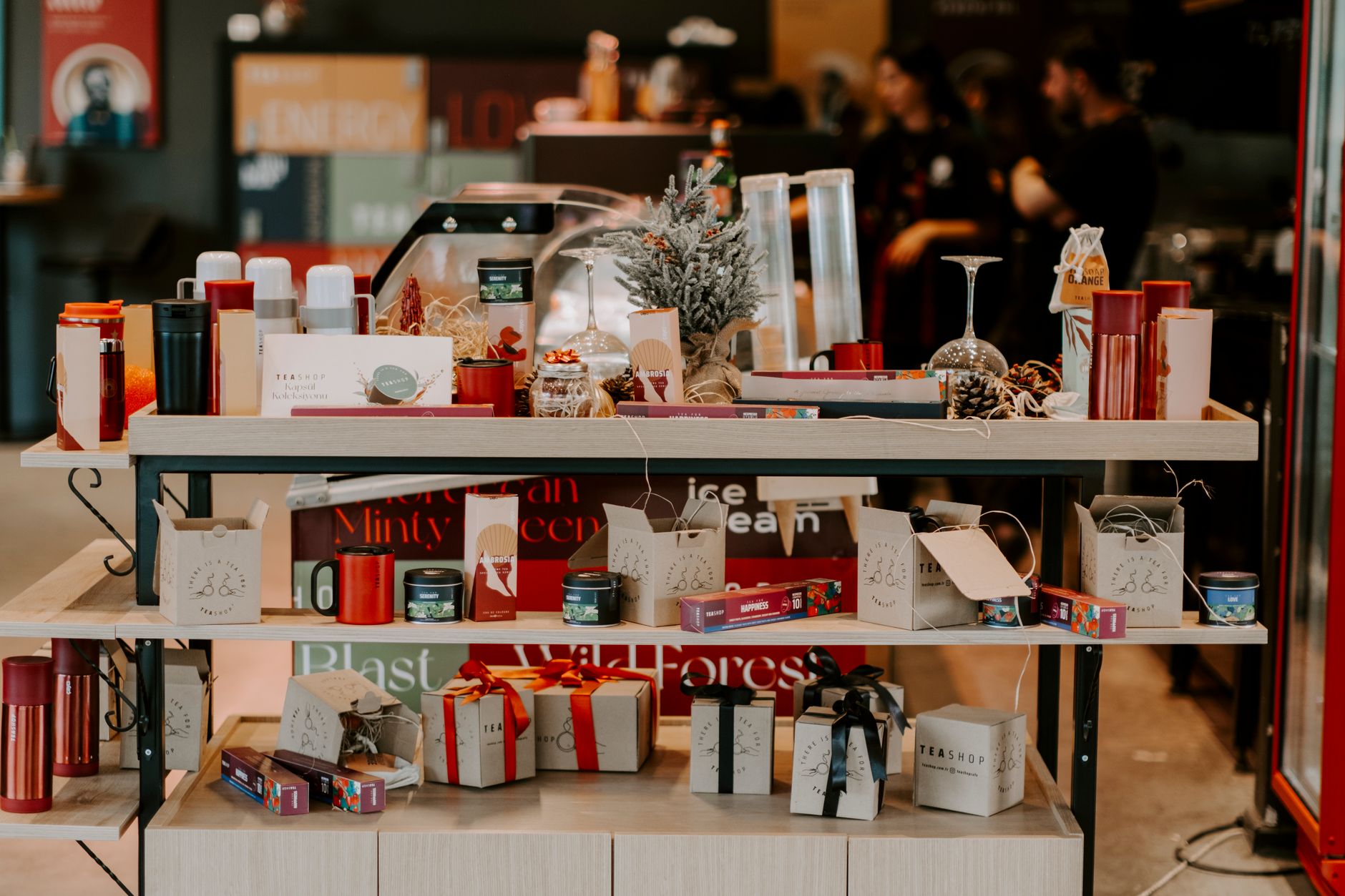 Sélection de trouvailles locales et insolites présentées sur une table en bois pour Noël