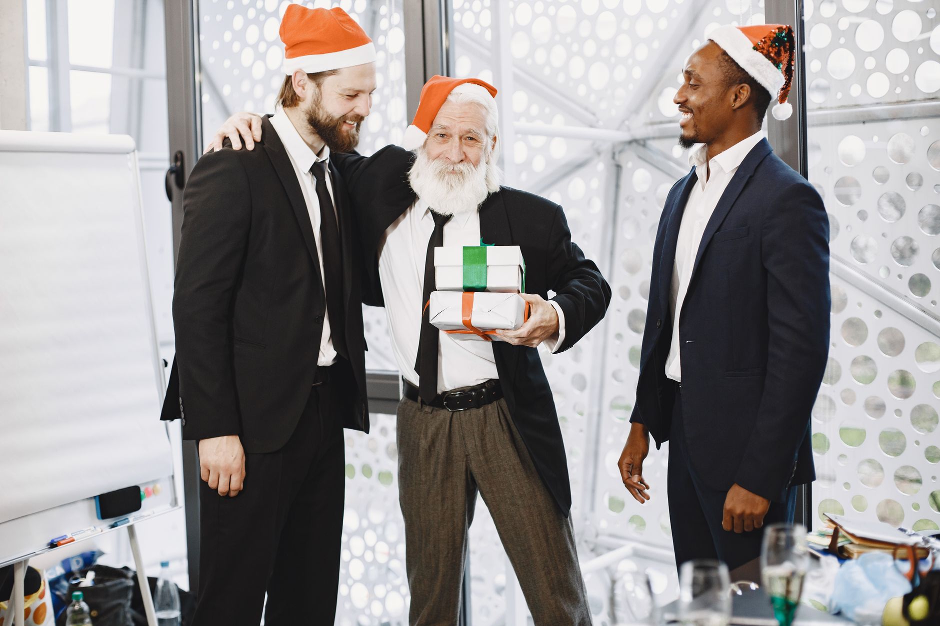 Deux collègues échangent un présent original lors d'un échange de cadeaux au bureau pendant le temps
