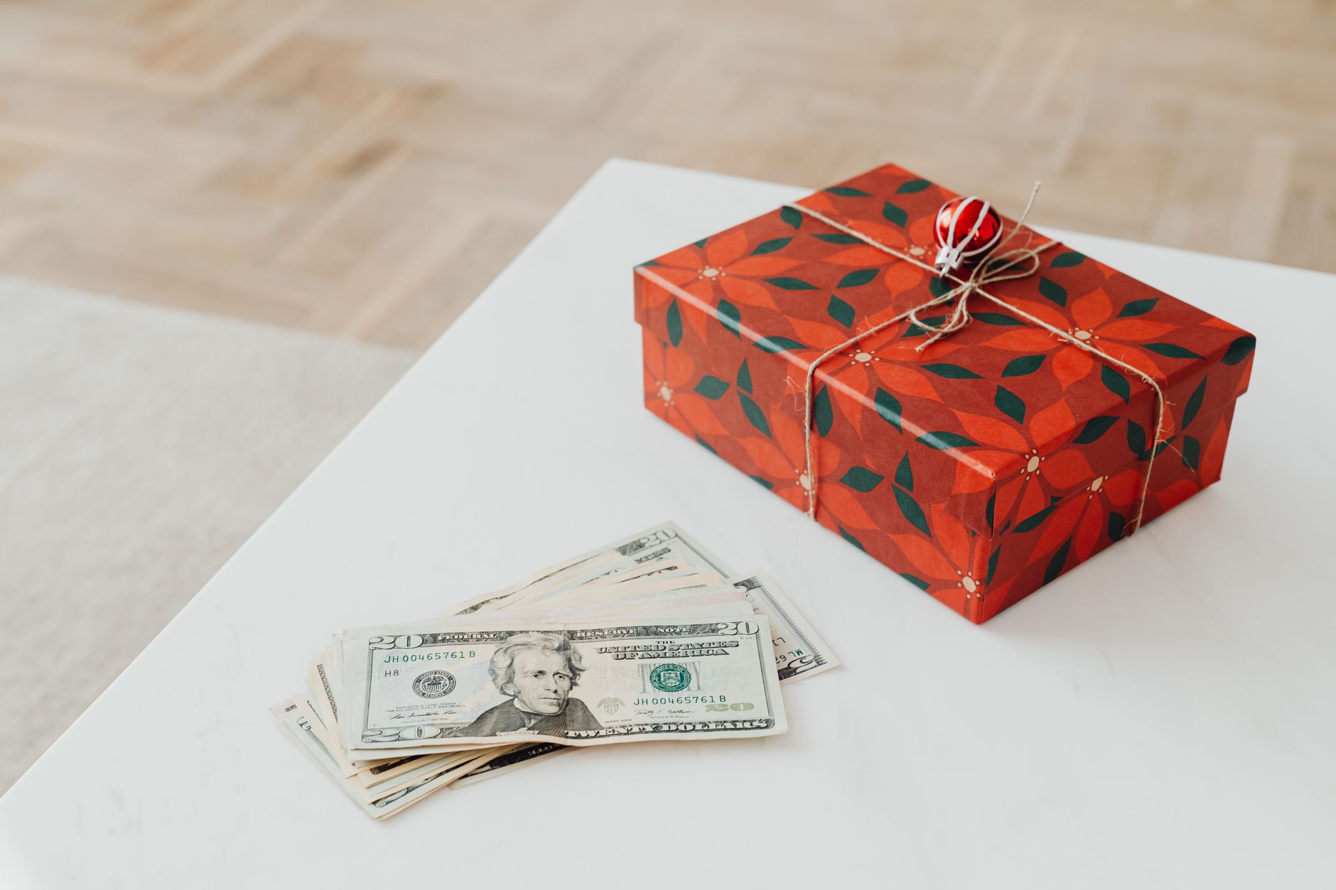 Idées cadeaux moins de 25 $ présentées sur une table avec objets insolites et emballages colorés