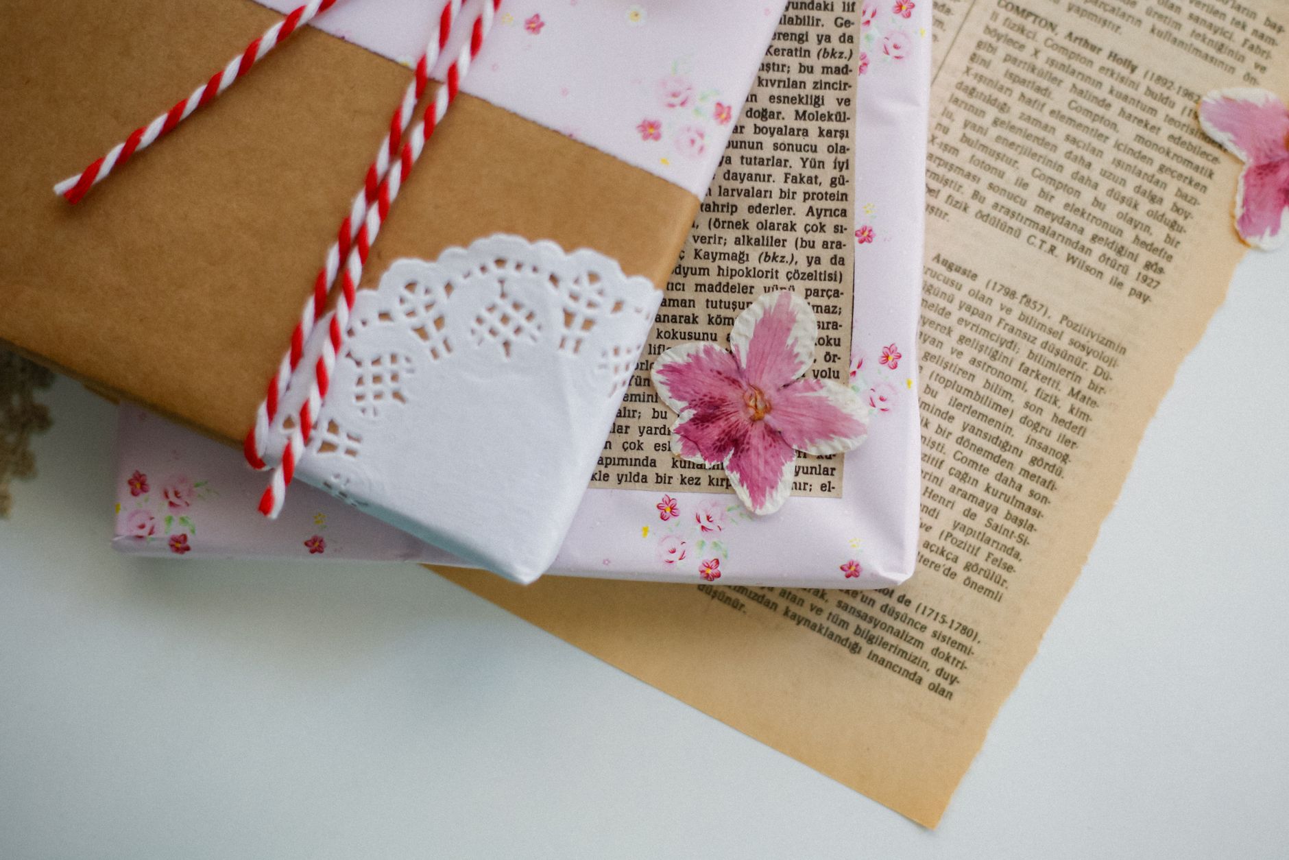Coffret d'original birthday gifts avec objets insolites, chandelles et céramiques d'artisans québéco