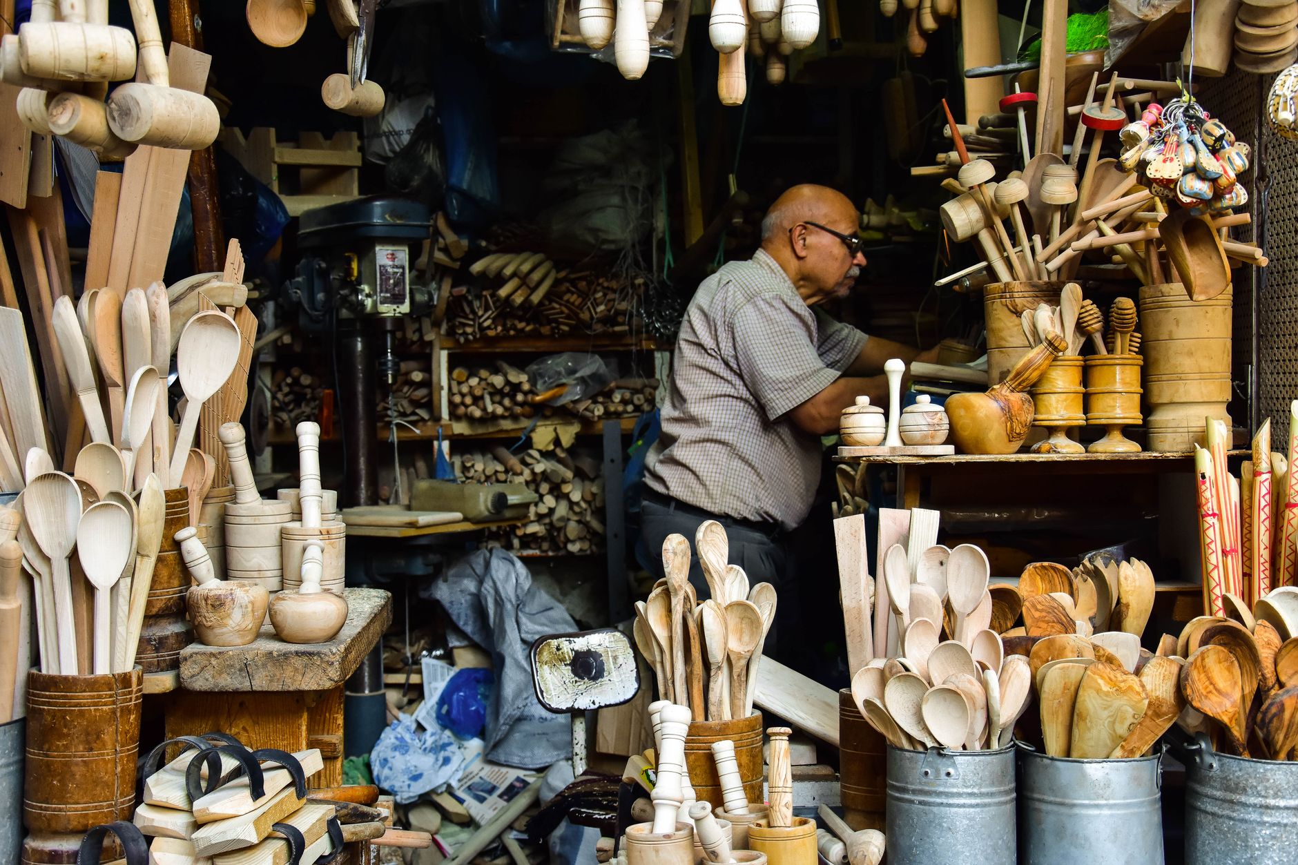 Artisan québécois qui façonne un objet en bois dans son atelier local