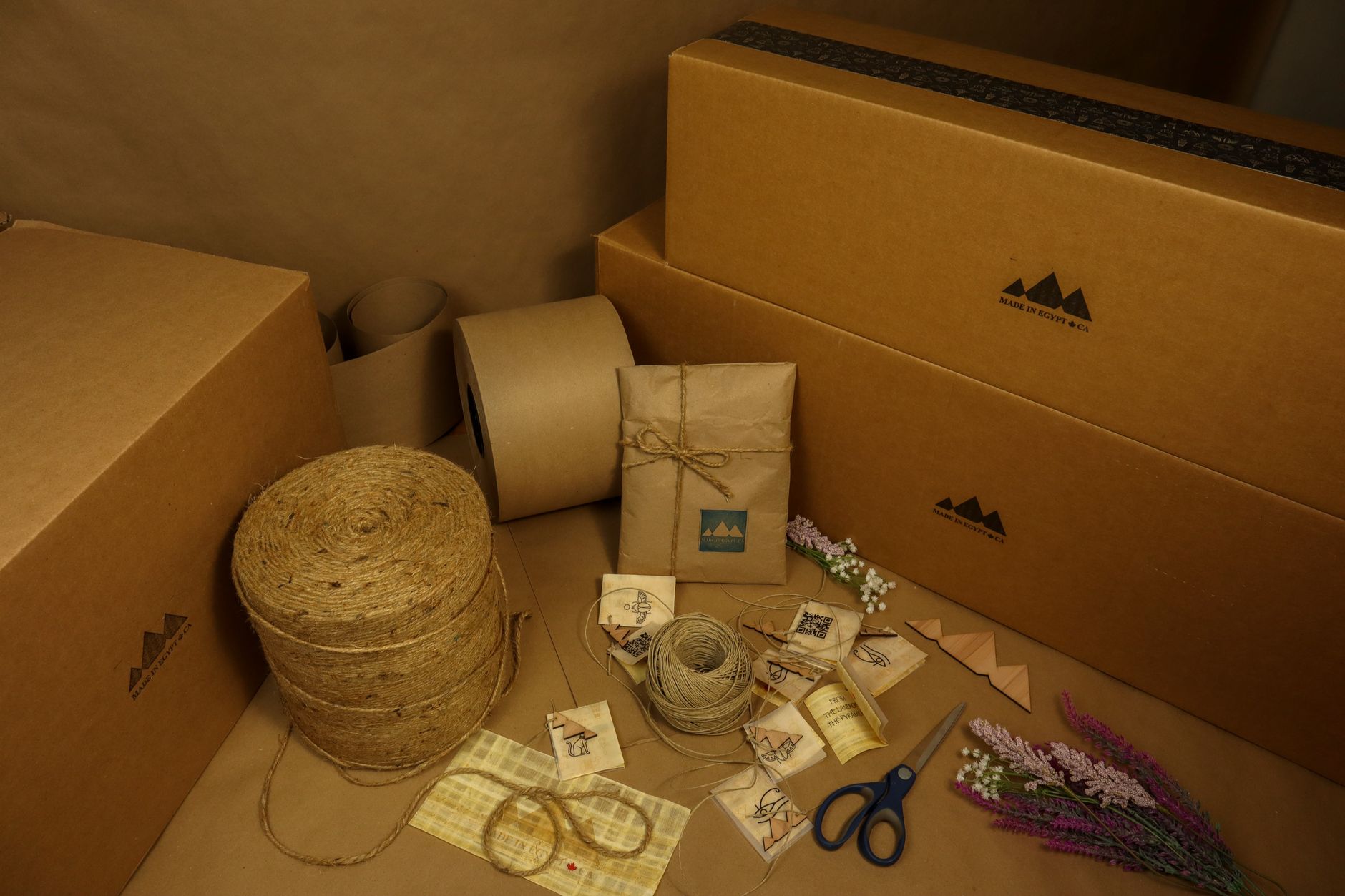 Coffret cadeau local avec objets faits main et papier recyclé, prêt à offrir