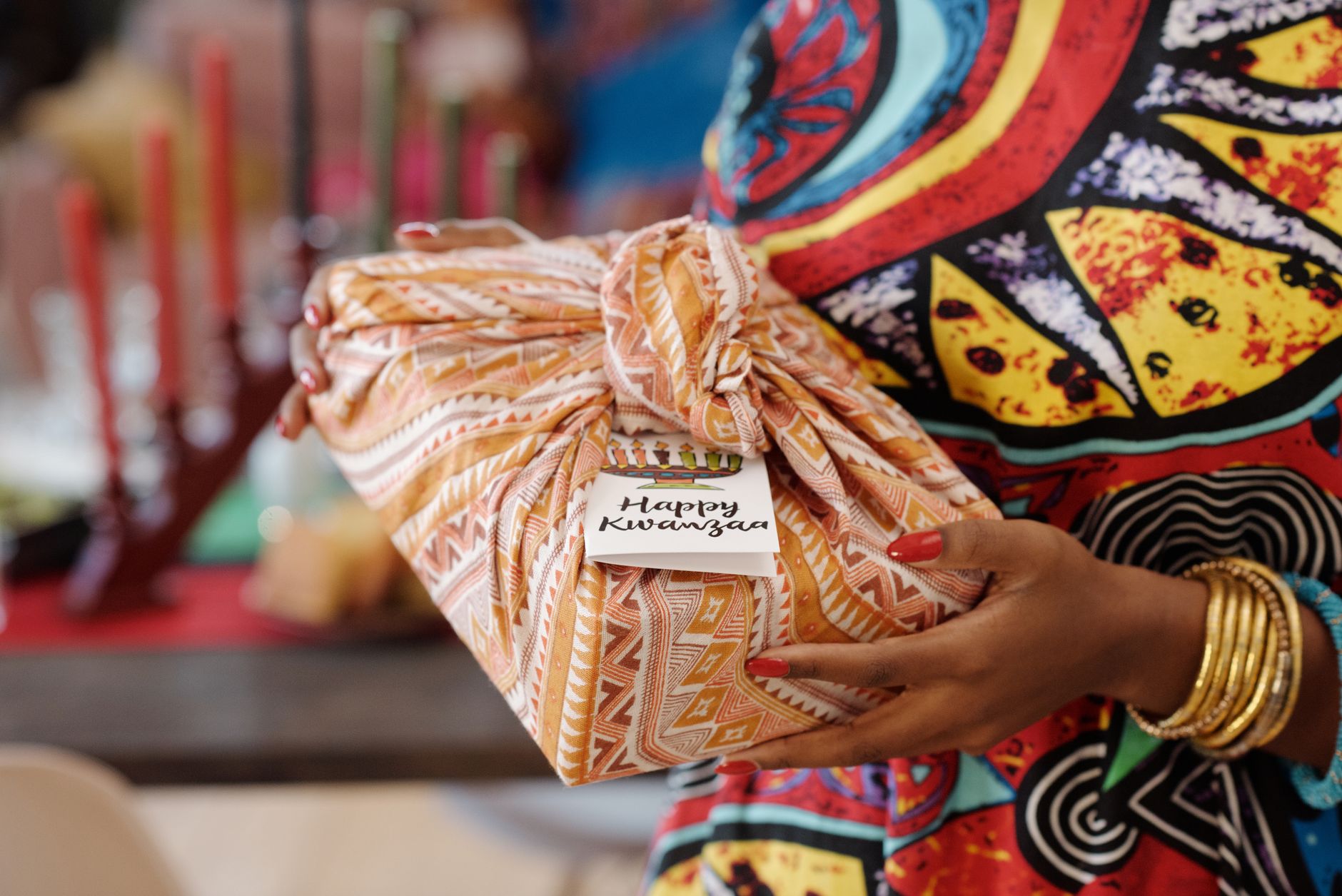 Furoshiki en tissu servant à emballer un cadeau local sans papier pour réduire le gaspillage des fêt