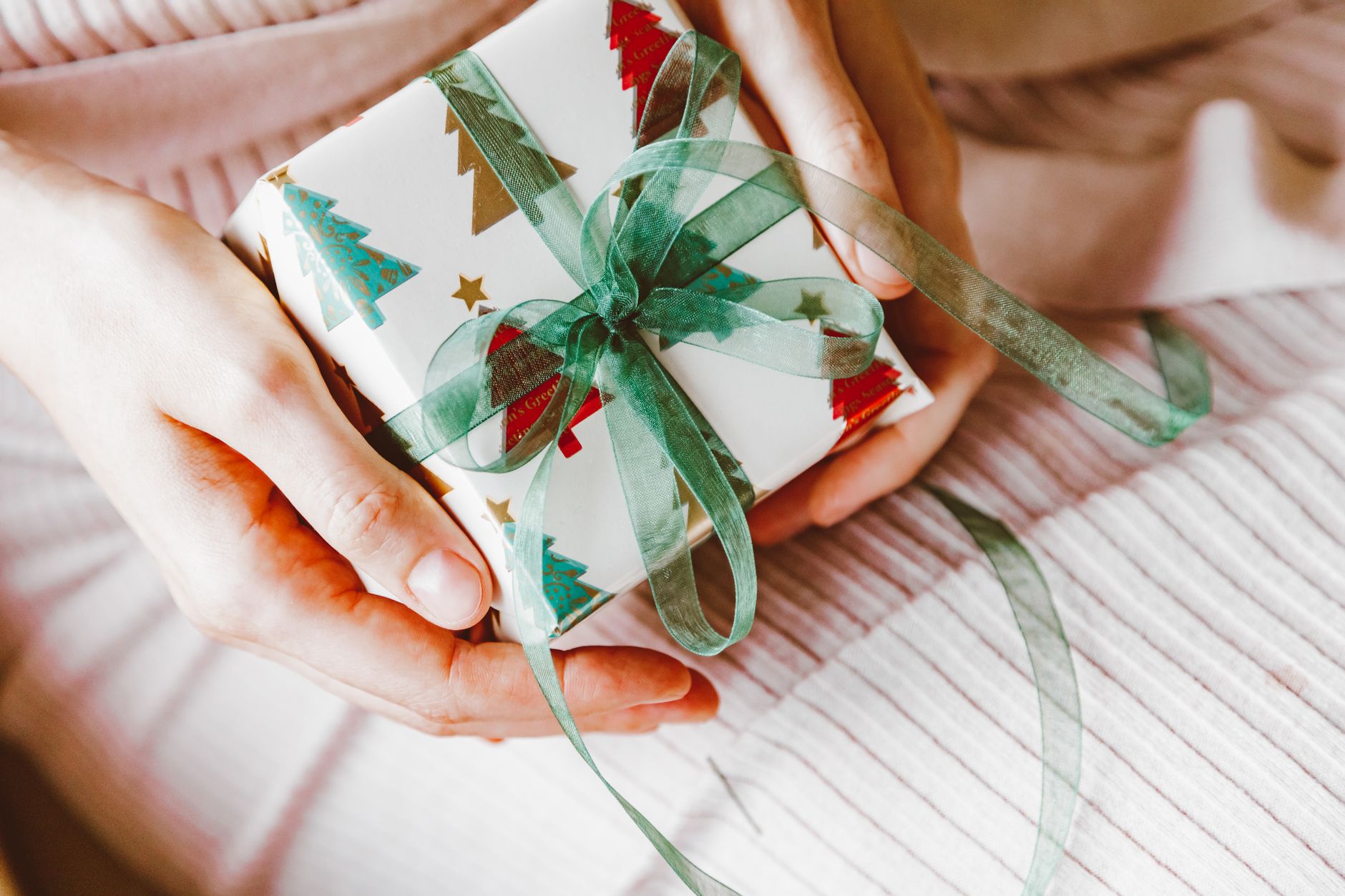 Coffret cadeau artisanal québécois emballé à la main, prêt à offrir pour une occasion spéciale
