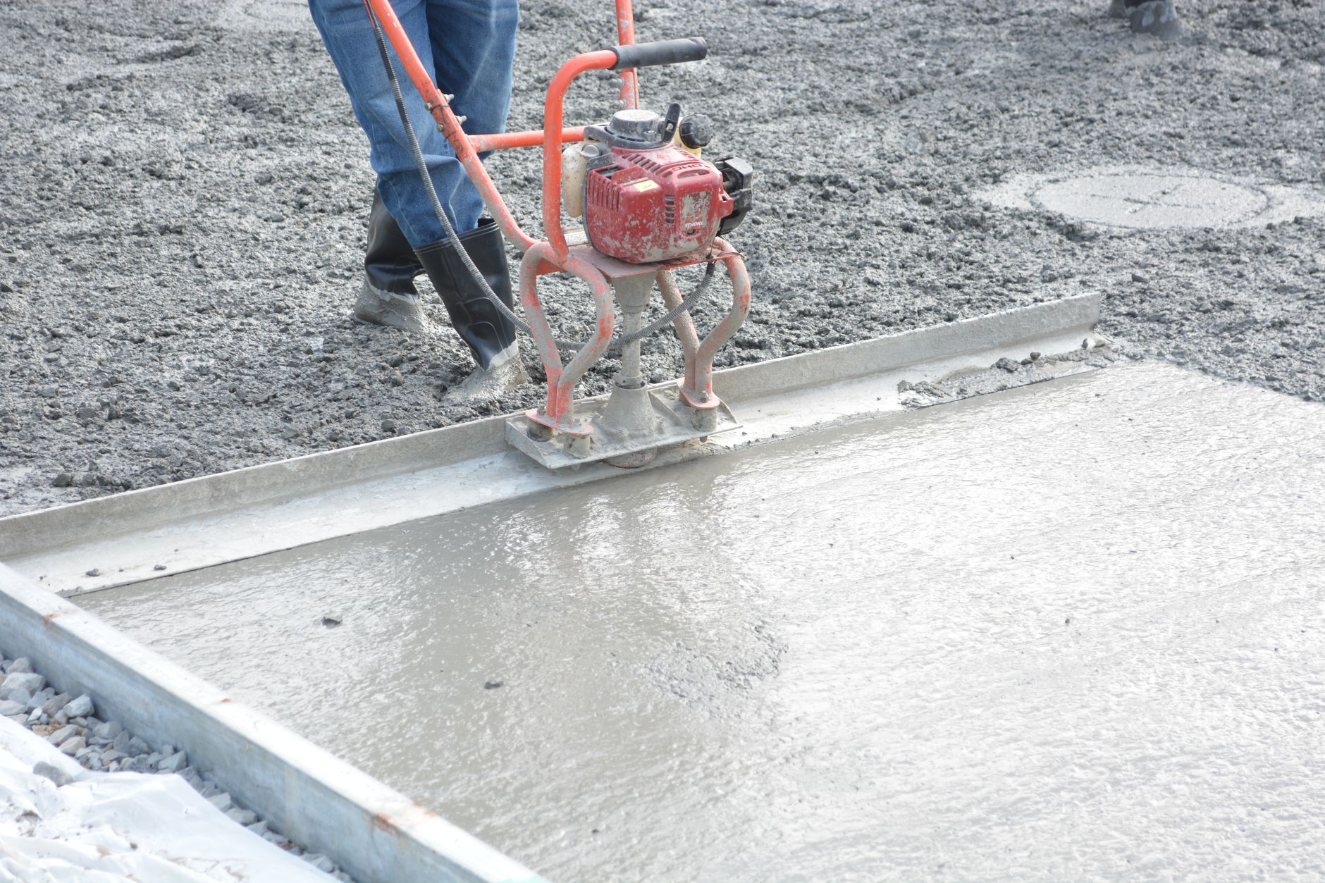 Technicien qui localise un câble post-tension au géoradar avant de percer une dalle de béton sur un chantier