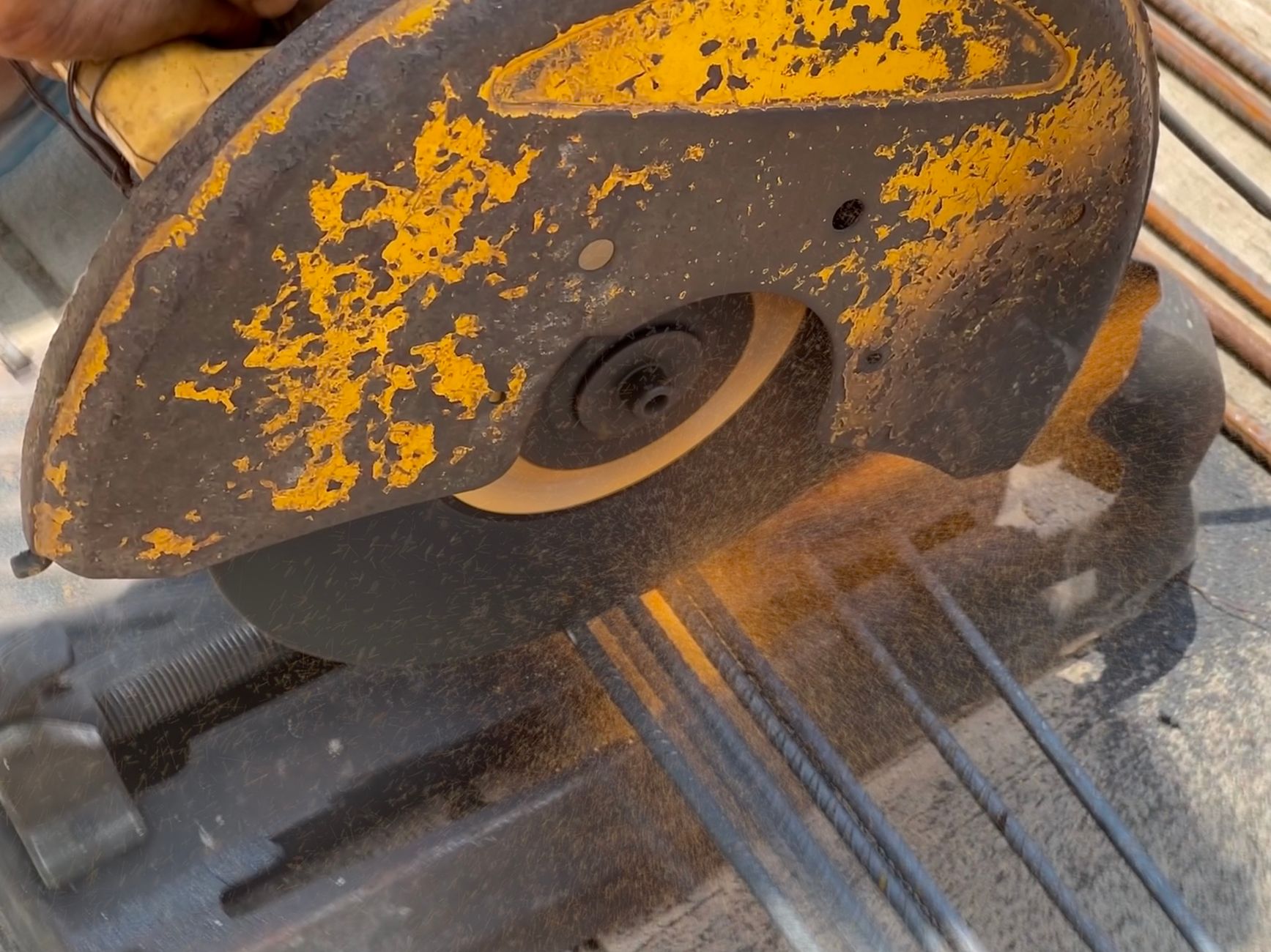 Technicien réalisant un scan de béton par géoradar sur une dalle de stationnement étagé au Québec
